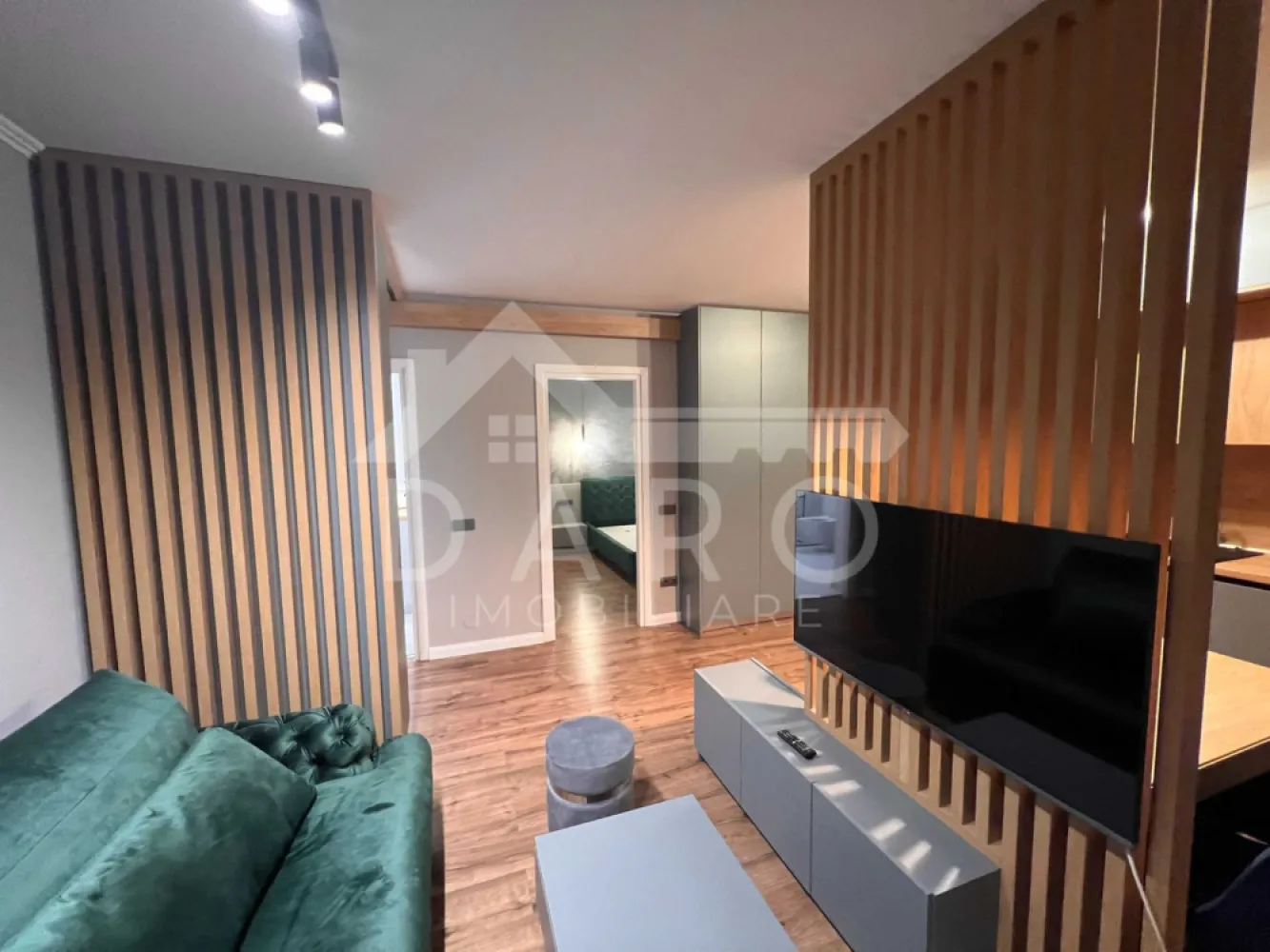 Dau in chirie 2 camere - lux - loc de parcare inclus - 🏡 Apartament 2 camere LUX | Parter | Imobil nou | Parcare inclusă | Aproape de centru – Kiwi Finance
✨ Descriere:
Vă propunem spre închiriere un apartament cu 2 camere, amenajat modern, cu finisaje premium și design actual, situat într-un imobil nou, într-o zonă liniștită și aproape de centrul orașului Târgu Mureș.
Apartamentul impresionează prin spațiul bine organizat și mobilierul realizat la comandă, oferind confort și funcționalitate la cele mai înalte standarde.
Zona de living este elegant separată de bucătărie prin elemente decorative din lemn, creând un ambient modern și primitor.
🏠 Compartimentare:
• Living spațios cu zonă de relaxare
• Bucătărie open-space complet utilată
• Dormitor modern, luminos
• Baie premium, finisată cu materiale de calitate superioară
• Hol
🔧 Dotări și finisaje:
• Mobilier realizat la comandă
• Electrocasnice complete: frigider, mașină de spălat vase, cuptor, plită, hotă
• Aer condiționat
• Finisaje moderne (parchet, gresie, faianță premium)
• Iluminat ambiental modern
• Spații de depozitare eficiente
🚗 Avantaje:
• Loc de parcare inclus
• Imobil nou, cu poartă automată și supraveghere video
• Zonă liniștită, aproape de centru
• Ideal pentru cuplu sau persoană care caută confort premium
📅 Disponibilitate:
Se poate închiria începând cu 01.04.2026 (posibil și mai devreme)
💰 Preț: 550 €/lună
📞 Pentru detalii și vizionări:
Coman Maria – 0749 535 729
Consultanță financiară gratuită prin Kiwi Finance