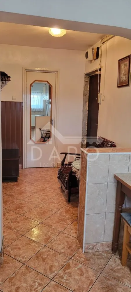 🏡 De vânzare apartament 2 camere | 47 mp | Mureșeni | 85.000 € - 🏡 De vânzare apartament 2 camere | 47 mp | Mureșeni | Etaj 10 | 85.000 €
✨ Descriere:
Vă propunem spre vânzare un apartament cu 2 camere, decomandat, situat în cartierul Mureșeni, pe strada Gheorghe Doja, într-o zonă accesibilă și bine conectată la oraș.
Apartamentul are o suprafață utilă de 47 mp și este situat la etajul 10 din 10, oferind lumină naturală pe tot parcursul zilei și o priveliște deschisă asupra zonei.
Imobilul este bine întreținut, beneficiind de lift nou, izolație exterioară și hidroizolație recent refăcută, ceea ce oferă un plus de confort și siguranță.
🏠 Compartimentare:
• Living
• Dormitor
• Bucătărie
• Baie
• Hol
🔧 Avantaje:
• Compartimentare decomandată
• Bloc termoizolat
• Hidroizolație nouă
• Lift modern
• Zonă cu acces facil la magazine, transport public și alte puncte de interes
📍 Localizare: Mureșeni – strada Gheorghe Doja
💰 Preț: 85.000 €
📞 Pentru detalii și vizionări:
Coman Maria – 0749 535 729