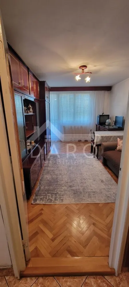 🏡 De vânzare apartament 2 camere | 47 mp | Mureșeni | 85.000 € - 🏡 De vânzare apartament 2 camere | 47 mp | Mureșeni | Etaj 10 | 85.000 €
✨ Descriere:
Vă propunem spre vânzare un apartament cu 2 camere, decomandat, situat în cartierul Mureșeni, pe strada Gheorghe Doja, într-o zonă accesibilă și bine conectată la oraș.
Apartamentul are o suprafață utilă de 47 mp și este situat la etajul 10 din 10, oferind lumină naturală pe tot parcursul zilei și o priveliște deschisă asupra zonei.
Imobilul este bine întreținut, beneficiind de lift nou, izolație exterioară și hidroizolație recent refăcută, ceea ce oferă un plus de confort și siguranță.
🏠 Compartimentare:
• Living
• Dormitor
• Bucătărie
• Baie
• Hol
🔧 Avantaje:
• Compartimentare decomandată
• Bloc termoizolat
• Hidroizolație nouă
• Lift modern
• Zonă cu acces facil la magazine, transport public și alte puncte de interes
📍 Localizare: Mureșeni – strada Gheorghe Doja
💰 Preț: 85.000 €
📞 Pentru detalii și vizionări:
Coman Maria – 0749 535 729