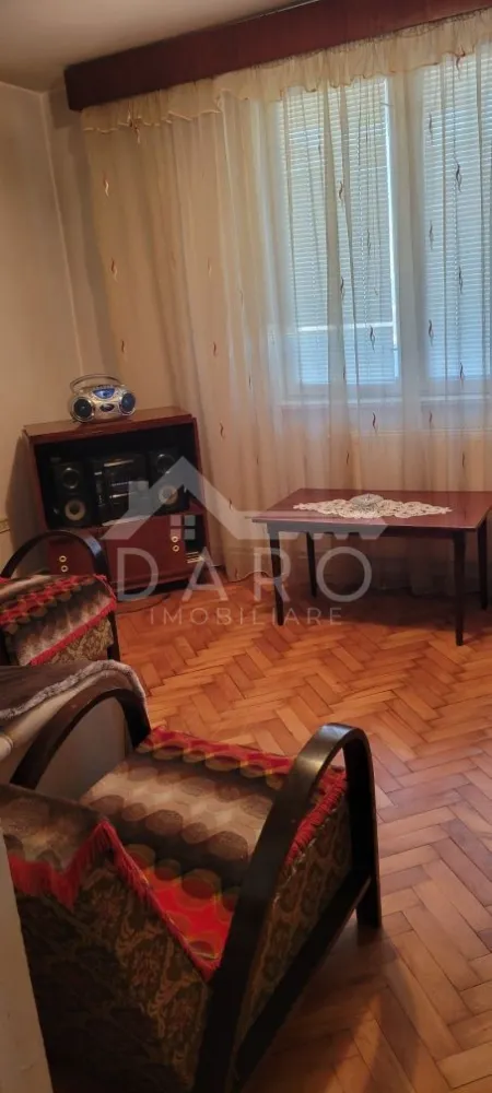 🏡 De vânzare apartament 2 camere | 47 mp | Mureșeni | 85.000 € - 🏡 De vânzare apartament 2 camere | 47 mp | Mureșeni | Etaj 10 | 85.000 €
✨ Descriere:
Vă propunem spre vânzare un apartament cu 2 camere, decomandat, situat în cartierul Mureșeni, pe strada Gheorghe Doja, într-o zonă accesibilă și bine conectată la oraș.
Apartamentul are o suprafață utilă de 47 mp și este situat la etajul 10 din 10, oferind lumină naturală pe tot parcursul zilei și o priveliște deschisă asupra zonei.
Imobilul este bine întreținut, beneficiind de lift nou, izolație exterioară și hidroizolație recent refăcută, ceea ce oferă un plus de confort și siguranță.
🏠 Compartimentare:
• Living
• Dormitor
• Bucătărie
• Baie
• Hol
🔧 Avantaje:
• Compartimentare decomandată
• Bloc termoizolat
• Hidroizolație nouă
• Lift modern
• Zonă cu acces facil la magazine, transport public și alte puncte de interes
📍 Localizare: Mureșeni – strada Gheorghe Doja
💰 Preț: 85.000 €
📞 Pentru detalii și vizionări:
Coman Maria – 0749 535 729