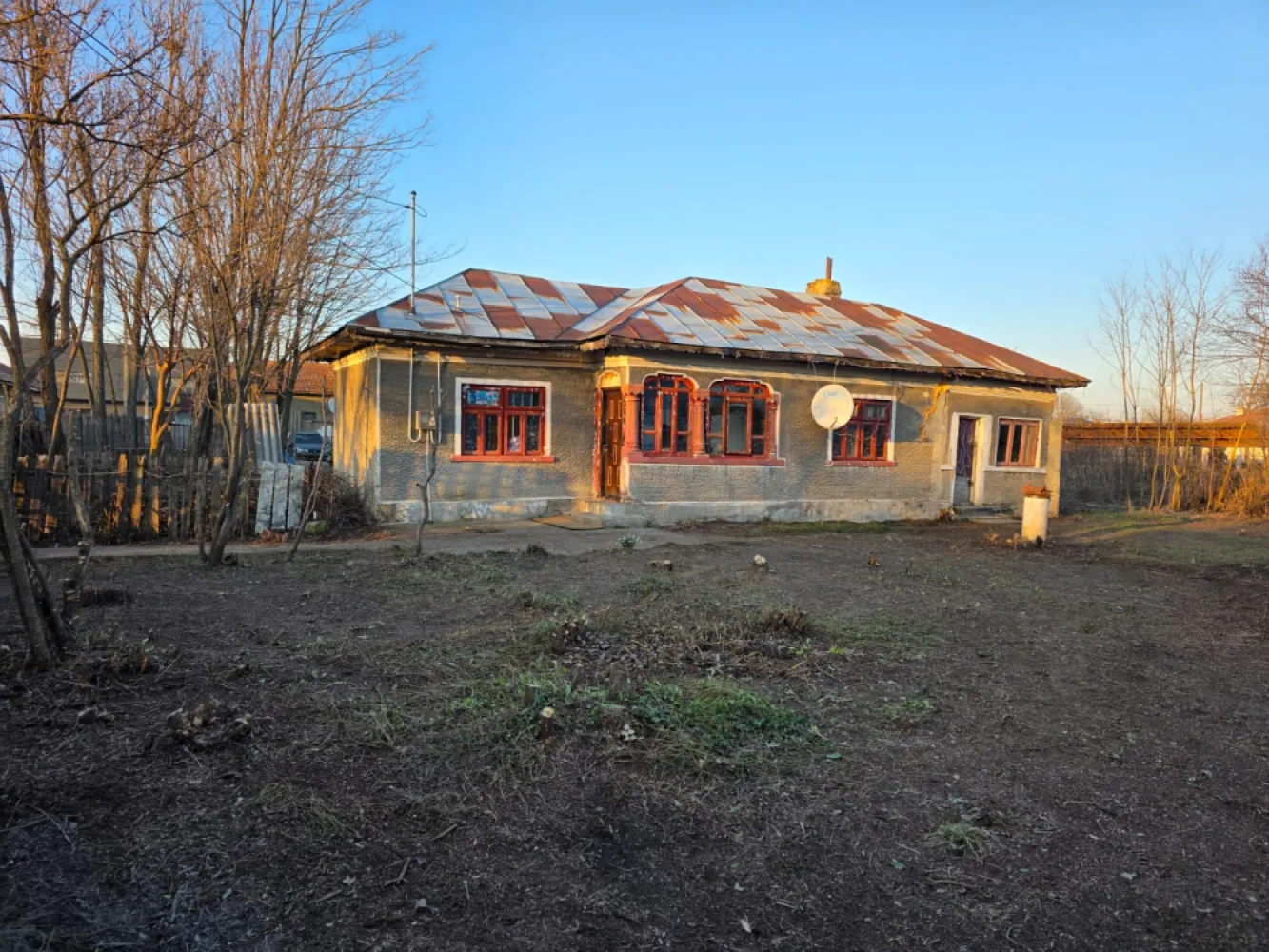 Vând casă bătrânească - Se vinde casa bâtrânească 74 mp compusă 3 camere și o bucătărie,3 holuri ,cărămidă acoperiș tabla încălzire soba,necesită reparații și consolidări,teren intravilan de 1000 mp ,este situata in centrul comunei lângă școală posta dispensar farmacie mag Profi.la 2 km de Titu și 50 min de București. Put curent electric. Preț ușor negociabil 25 000 euro ,fără rate doar vânzare .&nbsp;