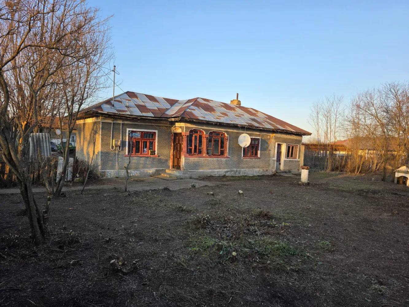 Vând casă bătrânească - Se vinde casa bâtrânească 74 mp compusă 3 camere și o bucătărie,3 holuri ,cărămidă acoperiș tabla încălzire soba,necesită reparații și consolidări,teren intravilan de 1000 mp ,este situata in centrul comunei lângă școală posta dispensar farmacie mag Profi.la 2 km de Titu și 50 min de București. Put curent electric. Preț ușor negociabil 25 000 euro ,fără rate doar vânzare .&nbsp;