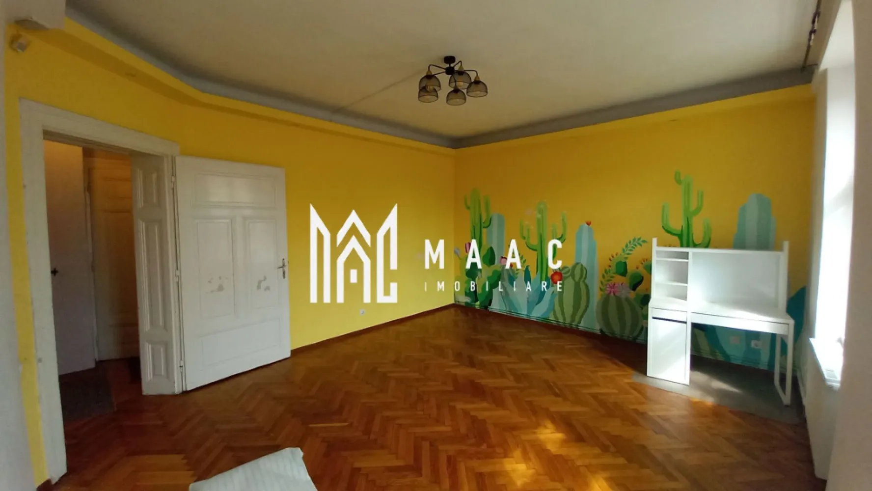 Apartament la casă | Decomandat | 100 MPU | Central - MAAC Imobiliare vă propune spre închiriere un apartament la casă, cu 3 camere, situat în zona centrală a Sibiului.
Locuința este decomandată și are o compartimentare clară și practică:
- living
- 2 dormitoare
- 2 bucătării (una poziționată la demisol)
- 2 băi
- spațiu de depozitare

Apartamentul dispune de curte comună, care poate fi folosită pentru relaxare sau activități în aer liber.

Se închiriază nemobilat, cu excepția bucătăriilor și băilor, care sunt complet utilate.
Nu se acceptă animale de companie.
Disponibilitate: imediată.

Pentru mai multe detalii, specificați telefonic că ați văzut anunțul cu ID: CP2969979.