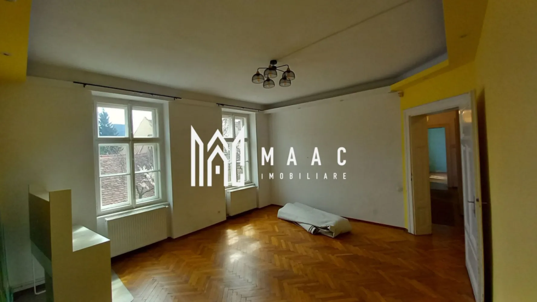 Apartament la casă | Decomandat | 100 MPU | Central - MAAC Imobiliare vă propune spre închiriere un apartament la casă, cu 3 camere, situat în zona centrală a Sibiului.
Locuința este decomandată și are o compartimentare clară și practică:
- living
- 2 dormitoare
- 2 bucătării (una poziționată la demisol)
- 2 băi
- spațiu de depozitare

Apartamentul dispune de curte comună, care poate fi folosită pentru relaxare sau activități în aer liber.

Se închiriază nemobilat, cu excepția bucătăriilor și băilor, care sunt complet utilate.
Nu se acceptă animale de companie.
Disponibilitate: imediată.

Pentru mai multe detalii, specificați telefonic că ați văzut anunțul cu ID: CP2969979.