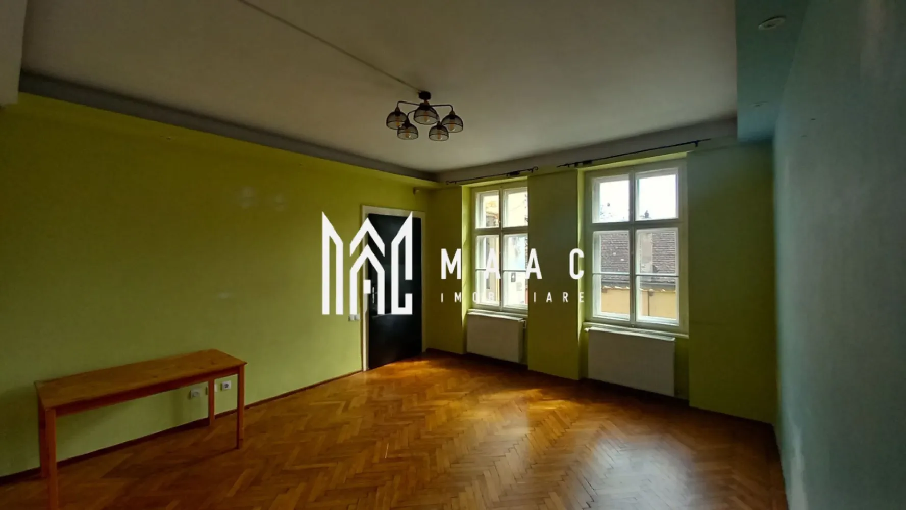 Apartament la casă | Decomandat | 100 MPU | Central - MAAC Imobiliare vă propune spre închiriere un apartament la casă, cu 3 camere, situat în zona centrală a Sibiului.
Locuința este decomandată și are o compartimentare clară și practică:
- living
- 2 dormitoare
- 2 bucătării (una poziționată la demisol)
- 2 băi
- spațiu de depozitare

Apartamentul dispune de curte comună, care poate fi folosită pentru relaxare sau activități în aer liber.

Se închiriază nemobilat, cu excepția bucătăriilor și băilor, care sunt complet utilate.
Nu se acceptă animale de companie.
Disponibilitate: imediată.

Pentru mai multe detalii, specificați telefonic că ați văzut anunțul cu ID: CP2969979.