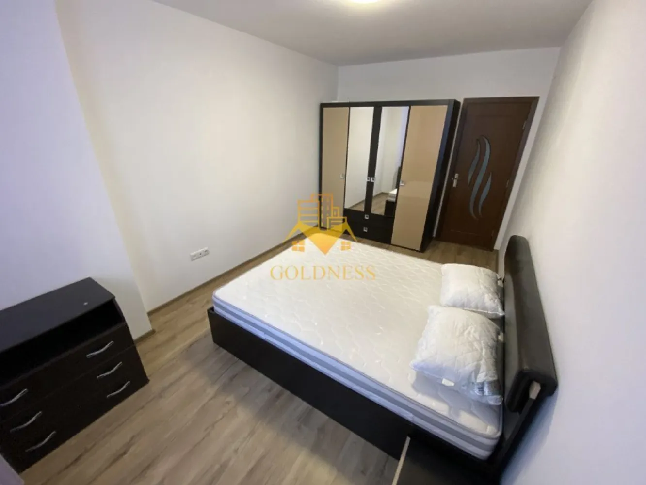 3 camere, parcare, Iris, Zona Oasului, Sobarilor, Lidl, Auchan - GOLDNESS Imobiliare vă propune spre închiriere un apartament cu 3 camere complet mobilat și utilat, la etajul 2 într-un imobil de 8 etaje, în Cartierul Iris.
Dispune de loc de parcare subteran obligatoriu cu 20euro pe lună!
Se află în apropierea stațiilor de transport în comun, magazine, restaurante, spații verzi, farmacii, etc. 

Apartamentul este compartimentat astfel:
 - dormitor cu pat matrimonial, dressing, noptiere
 -dormitor cu pat matrimonial, dulap, noptiere, birou 
- living cu bucatarie open-space complet utilată, canapea extensibilă, loc de servit masa 
 - baie cu cabina de dus, calorifer port prosop și dulap pentru depozitare.
 - baie cu cada 
 - terasa de 5 mp.

Imobilul este dotat cu toate cele necesare- centrală proprie, mașină de spălat haine, frigider, aragaz, hotă, etc. 

Dacă sunteți interesați de acest apartament și doriți să îl vizionați, dar și pentru alte oferte nu ezitați să ne contactați telefonic sau prin e-mail. Vă stăm la dispoziție!

Pentru intermediere se percepe un comision de 50% din prețul chiriei!