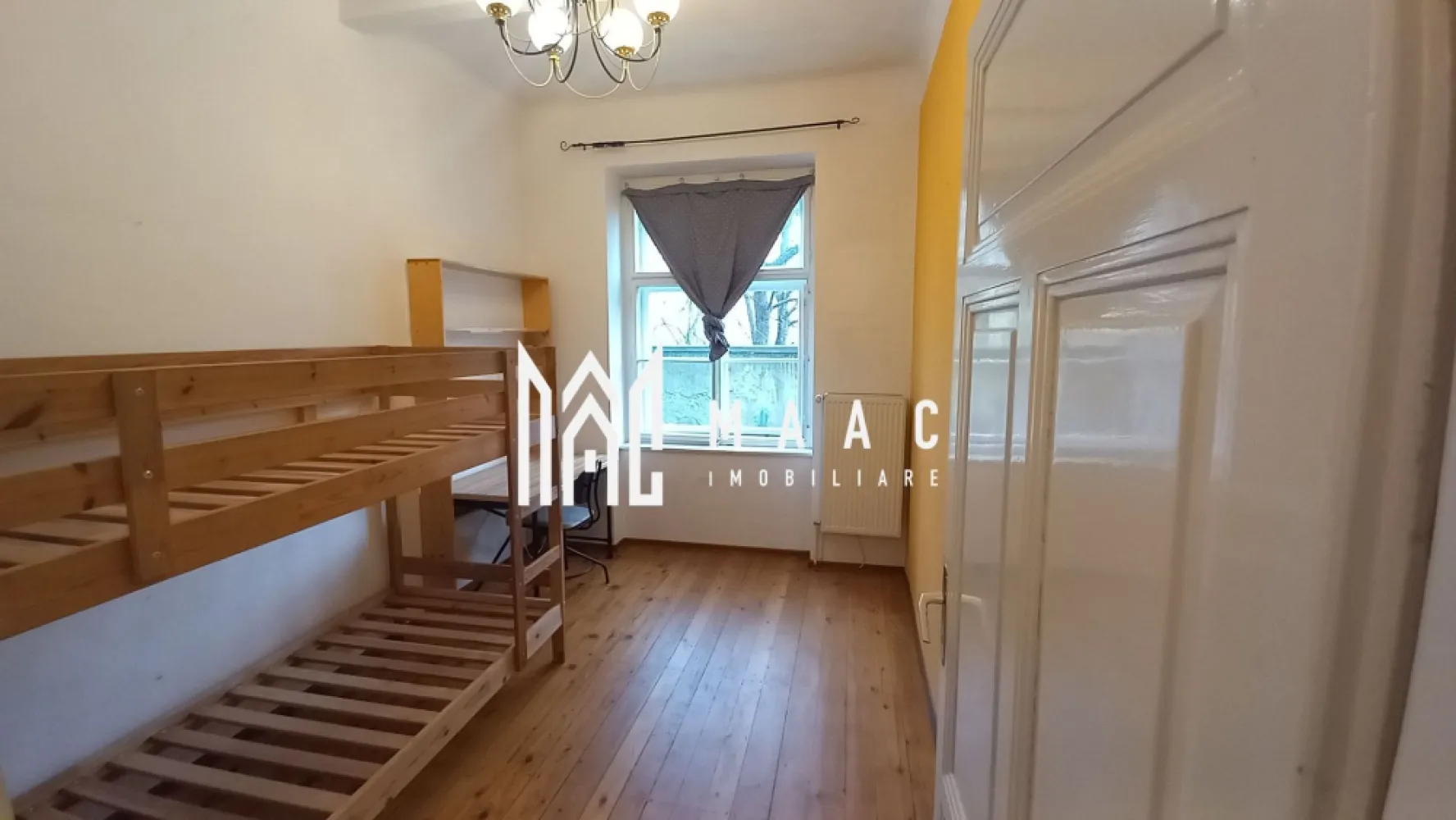 Apartament la casă | Decomandat | 100 MPU | Central - MAAC Imobiliare vă propune spre închiriere un apartament la casă, cu 3 camere, situat în zona centrală a Sibiului.
Locuința este decomandată și are o compartimentare clară și practică:
- living
- 2 dormitoare
- 2 bucătării (una poziționată la demisol)
- 2 băi
- spațiu de depozitare

Apartamentul dispune de curte comună, care poate fi folosită pentru relaxare sau activități în aer liber.

Se închiriază nemobilat, cu excepția bucătăriilor și băilor, care sunt complet utilate.
Nu se acceptă animale de companie.
Disponibilitate: imediată.

Pentru mai multe detalii, specificați telefonic că ați văzut anunțul cu ID: CP2969979.