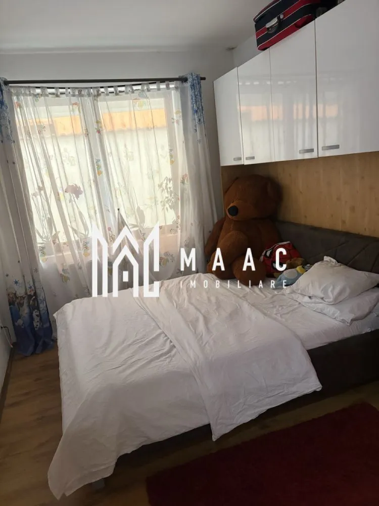 Apartament | 2 Camere | 56 Mp | Balcon | Șelimbăr - MAAC Imobiliare vă propune spre vânzare un apartament modern și primitor, situat chiar la intrarea în Șelimbăr, într-o zonă accesibilă și în plină dezvoltare, cu acces rapid către Sibiu și principalele puncte de interes.

Suprafață utilă: 56 mp
Balcon: 7 mp

Apartamentul este complet mobilat, oferind un ambient plăcut și fiind pregătit pentru mutare imediată, fără investiții suplimentare.

Compartimentare eficientă:

1 dormitor confortabil
Living spațios și luminos
Bucătărie separată
Baie modernă
Balcon generos de 7 mp, ideal pentru relaxare

Locuința se remarcă prin compartimentarea practică, lumina naturală din abundență și atmosfera caldă, fiind potrivită atât pentru locuit, cât și ca investiție sigură.

Datorită poziționării excelente, proprietatea beneficiază de acces rapid către Sibiu, centre comerciale, mijloace de transport și alte facilități importante.

Dacă îți dorești un cămin bine poziționat, cu spații bine gândite și confort sporit, acest apartament poate fi alegerea ideală.

Pentru mai multe detalii sau pentru programarea unei vizionări, vă rugăm să ne contactați specificând ID:CP2985167