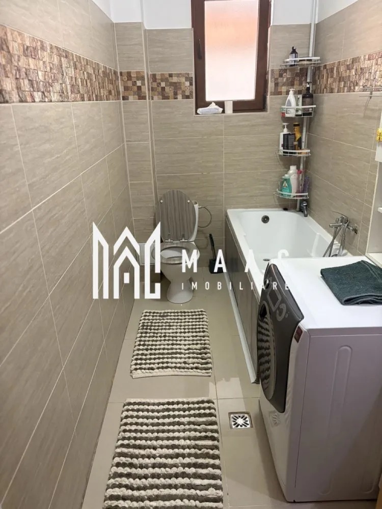 Apartament | 2 Camere | 56 Mp | Balcon | Șelimbăr - MAAC Imobiliare vă propune spre vânzare un apartament modern și primitor, situat chiar la intrarea în Șelimbăr, într-o zonă accesibilă și în plină dezvoltare, cu acces rapid către Sibiu și principalele puncte de interes.

Suprafață utilă: 56 mp
Balcon: 7 mp

Apartamentul este complet mobilat, oferind un ambient plăcut și fiind pregătit pentru mutare imediată, fără investiții suplimentare.

Compartimentare eficientă:

1 dormitor confortabil
Living spațios și luminos
Bucătărie separată
Baie modernă
Balcon generos de 7 mp, ideal pentru relaxare

Locuința se remarcă prin compartimentarea practică, lumina naturală din abundență și atmosfera caldă, fiind potrivită atât pentru locuit, cât și ca investiție sigură.

Datorită poziționării excelente, proprietatea beneficiază de acces rapid către Sibiu, centre comerciale, mijloace de transport și alte facilități importante.

Dacă îți dorești un cămin bine poziționat, cu spații bine gândite și confort sporit, acest apartament poate fi alegerea ideală.

Pentru mai multe detalii sau pentru programarea unei vizionări, vă rugăm să ne contactați specificând ID:CP2985167