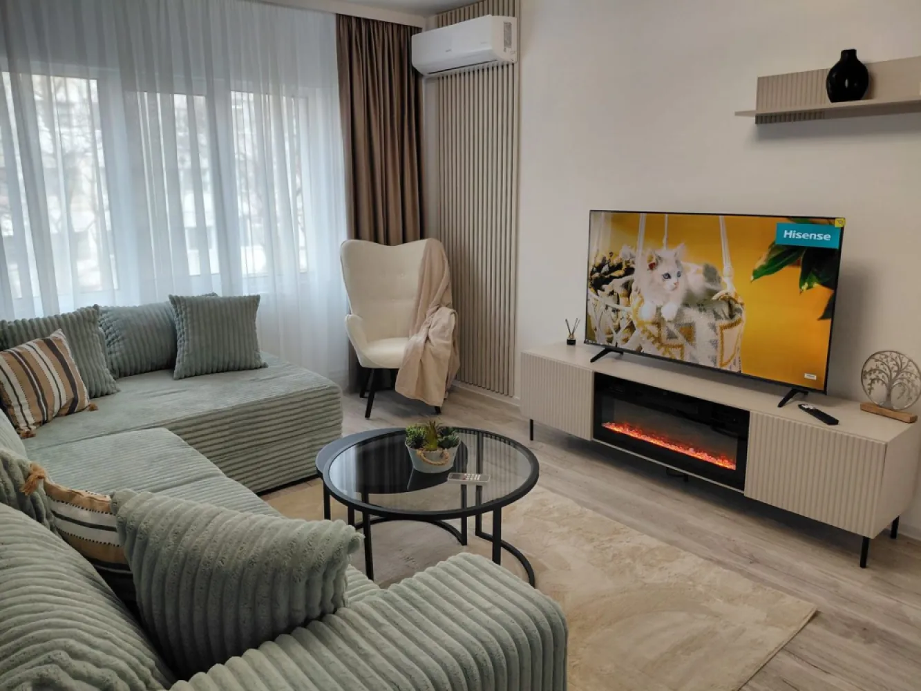 Vanzare - apartament cu 3 camere, Micro 16, renovat, mobilat nou - Vânzare apartament cu 3 camere în Micro 16, in spate la Complex Siret – zonă liniștită și convenabilă!
Detalii apartament:
Compartimentare: Semidecomandat
Dormitoare: 2
Grup sanitar: 1
Suprafață utilă: 60 mp
Etaj: 2 din 4
Orientare: Vest – apartament luminos și primitor
An construcție: 1968

Caracteristici și facilități:
Finisat modern, complet renovat de la placă
Izolație exterioară pentru confort termic
Apă trasă separat
Centrală termică proprie
Geamuri termopan
Aer condiționat pentru confort în sezonul cald
1 balcon pentru relaxare și aerisire
Mobilat și utilat complet cu electrocasnice și mobilier noi, cu garanție
Boxă la subsol de aproximativ 10 mp pentru depozitare suplimentară

Pret: 97000 euro, negociabil.
Ideal pentru familii sau investitori, acest apartament oferă confort, modernizare și o locație excelentă. Nu rata ocazia de a-l viziona!
Pentru detalii și programări, contactează-ne acum!
