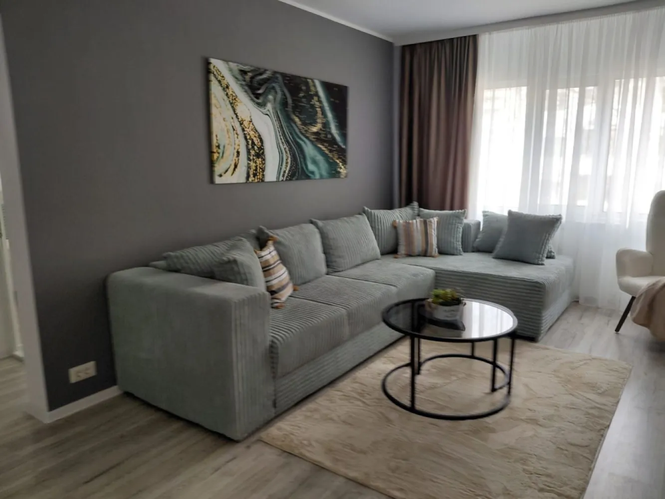 Vanzare - apartament cu 3 camere, Micro 16, renovat, mobilat nou - Vânzare apartament cu 3 camere în Micro 16, in spate la Complex Siret – zonă liniștită și convenabilă!
Detalii apartament:
Compartimentare: Semidecomandat
Dormitoare: 2
Grup sanitar: 1
Suprafață utilă: 60 mp
Etaj: 2 din 4
Orientare: Vest – apartament luminos și primitor
An construcție: 1968

Caracteristici și facilități:
Finisat modern, complet renovat de la placă
Izolație exterioară pentru confort termic
Apă trasă separat
Centrală termică proprie
Geamuri termopan
Aer condiționat pentru confort în sezonul cald
1 balcon pentru relaxare și aerisire
Mobilat și utilat complet cu electrocasnice și mobilier noi, cu garanție
Boxă la subsol de aproximativ 10 mp pentru depozitare suplimentară

Pret: 97000 euro, negociabil.
Ideal pentru familii sau investitori, acest apartament oferă confort, modernizare și o locație excelentă. Nu rata ocazia de a-l viziona!
Pentru detalii și programări, contactează-ne acum!