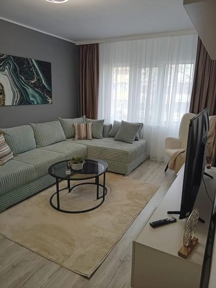 Vanzare - apartament cu 3 camere, Micro 16, renovat, mobilat nou - Vânzare apartament cu 3 camere în Micro 16, in spate la Complex Siret – zonă liniștită și convenabilă!
Detalii apartament:
Compartimentare: Semidecomandat
Dormitoare: 2
Grup sanitar: 1
Suprafață utilă: 60 mp
Etaj: 2 din 4
Orientare: Vest – apartament luminos și primitor
An construcție: 1968

Caracteristici și facilități:
Finisat modern, complet renovat de la placă
Izolație exterioară pentru confort termic
Apă trasă separat
Centrală termică proprie
Geamuri termopan
Aer condiționat pentru confort în sezonul cald
1 balcon pentru relaxare și aerisire
Mobilat și utilat complet cu electrocasnice și mobilier noi, cu garanție
Boxă la subsol de aproximativ 10 mp pentru depozitare suplimentară

Pret: 97000 euro, negociabil.
Ideal pentru familii sau investitori, acest apartament oferă confort, modernizare și o locație excelentă. Nu rata ocazia de a-l viziona!
Pentru detalii și programări, contactează-ne acum!