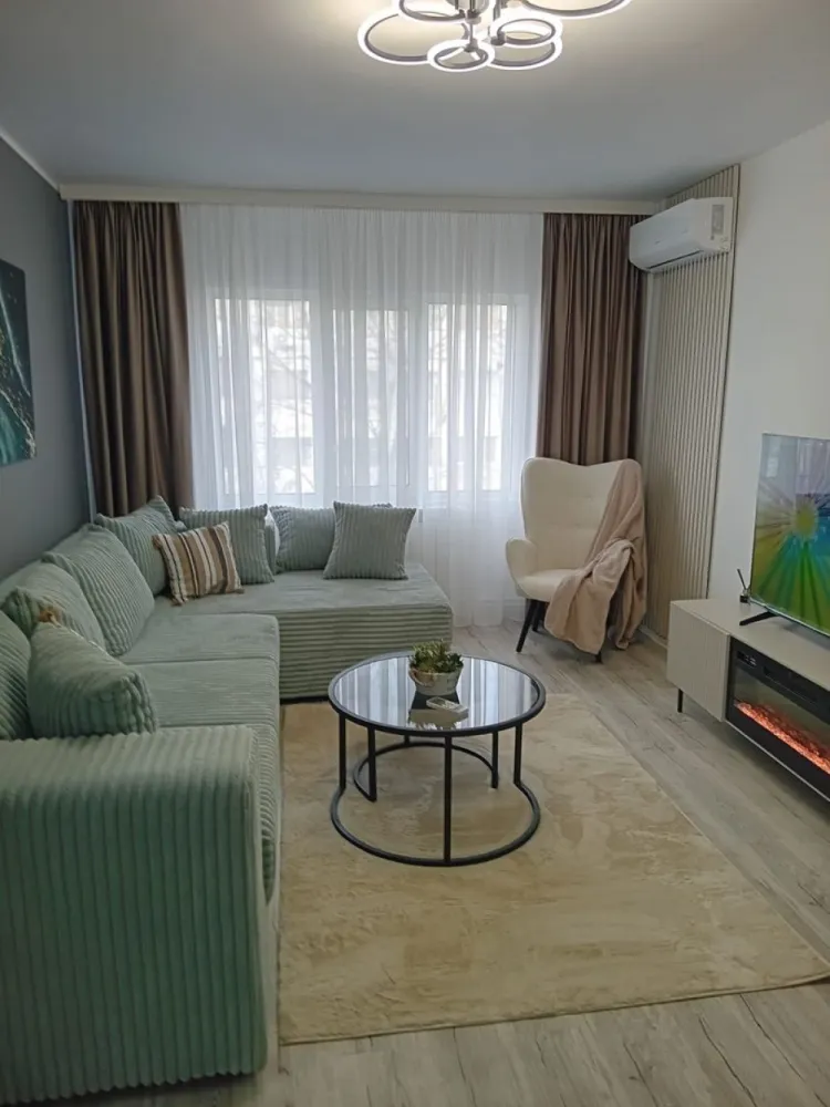 Vanzare - apartament cu 3 camere, Micro 16, renovat, mobilat nou - Vânzare apartament cu 3 camere în Micro 16, in spate la Complex Siret – zonă liniștită și convenabilă!
Detalii apartament:
Compartimentare: Semidecomandat
Dormitoare: 2
Grup sanitar: 1
Suprafață utilă: 60 mp
Etaj: 2 din 4
Orientare: Vest – apartament luminos și primitor
An construcție: 1968

Caracteristici și facilități:
Finisat modern, complet renovat de la placă
Izolație exterioară pentru confort termic
Apă trasă separat
Centrală termică proprie
Geamuri termopan
Aer condiționat pentru confort în sezonul cald
1 balcon pentru relaxare și aerisire
Mobilat și utilat complet cu electrocasnice și mobilier noi, cu garanție
Boxă la subsol de aproximativ 10 mp pentru depozitare suplimentară

Pret: 97000 euro, negociabil.
Ideal pentru familii sau investitori, acest apartament oferă confort, modernizare și o locație excelentă. Nu rata ocazia de a-l viziona!
Pentru detalii și programări, contactează-ne acum!