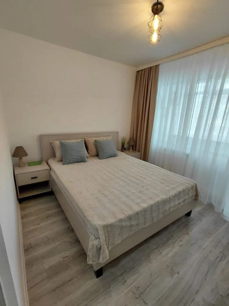 Vanzare - apartament cu 3 camere, Micro 16, renovat, mobilat nou