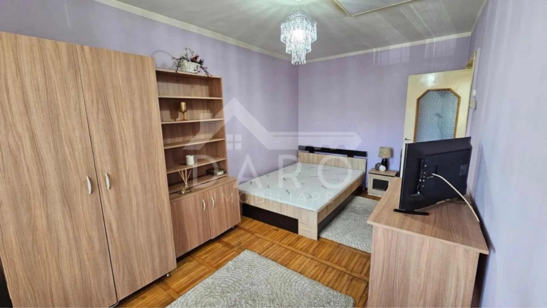 🏡 De vânzare apartament 1 cameră | 24 mp | Tudor – Diamant | Etaj 2 - 🏡 De vânzare apartament 1 cameră | 24 mp | Tudor – Diamant | Etaj 2 | 67.000 € | 
✨ Descriere:
Se oferă spre vânzare apartament cu 1 cameră, situat în cartierul Tudor, zona Diamant (lângă piață), într-o zonă liniștită și foarte bine conectată la oraș.
Locuința este poziționată la etajul 2 din 4 și beneficiază de acces rapid la magazine, transport în comun, școli și alte puncte de interes.
Este o alegere excelentă atât pentru locuit, cât și pentru investiție (închiriere rapidă datorită zonei).
🏠 Compartimentare:
• Cameră
• Bucătărie
• Baie
• Hol
• Balcon închis
🔧 Avantaje:
• Etaj intermediar (2/4)
• Zonă foarte căutată – Tudor (Diamant)
• Ideal pentru investiție
• Acces facil la toate facilitățile urbane
• Bloc liniștit
📍 Localizare: Tudor – zona Diamant (lângă piață)
💰 Preț: 67.000 €
📞 Pentru detalii și vizionări:
Coman Maria – 0749 535 729
🥝 Prin Kiwi Finance beneficiezi de:
• Consultanță financiară 100% GRATUITĂ
• Oferte de la peste 12 bănci colaboratoare
• Alegerea celei mai bune variante de credit
• Suport complet până la obținerea creditului
🔥 #hashtaguri:
#imobiliare #targumures #tudor #diamant #apartamentdevanzare #garsoniera #investitie #kiwifinance #creditipotecar #consultantafinanciara #realestate #vanzare #romania
