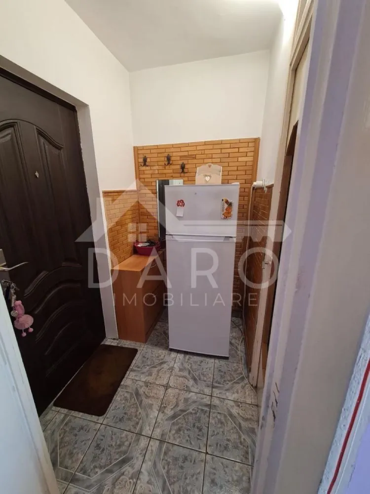🏡 De vânzare apartament 1 cameră | 24 mp | Tudor – Diamant | Etaj 2 - 🏡 De vânzare apartament 1 cameră | 24 mp | Tudor – Diamant | Etaj 2 | 67.000 € | 
✨ Descriere:
Se oferă spre vânzare apartament cu 1 cameră, situat în cartierul Tudor, zona Diamant (lângă piață), într-o zonă liniștită și foarte bine conectată la oraș.
Locuința este poziționată la etajul 2 din 4 și beneficiază de acces rapid la magazine, transport în comun, școli și alte puncte de interes.
Este o alegere excelentă atât pentru locuit, cât și pentru investiție (închiriere rapidă datorită zonei).
🏠 Compartimentare:
• Cameră
• Bucătărie
• Baie
• Hol
• Balcon închis
🔧 Avantaje:
• Etaj intermediar (2/4)
• Zonă foarte căutată – Tudor (Diamant)
• Ideal pentru investiție
• Acces facil la toate facilitățile urbane
• Bloc liniștit
📍 Localizare: Tudor – zona Diamant (lângă piață)
💰 Preț: 67.000 €
📞 Pentru detalii și vizionări:
Coman Maria – 0749 535 729
🥝 Prin Kiwi Finance beneficiezi de:
• Consultanță financiară 100% GRATUITĂ
• Oferte de la peste 12 bănci colaboratoare
• Alegerea celei mai bune variante de credit
• Suport complet până la obținerea creditului
🔥 #hashtaguri:
#imobiliare #targumures #tudor #diamant #apartamentdevanzare #garsoniera #investitie #kiwifinance #creditipotecar #consultantafinanciara #realestate #vanzare #romania