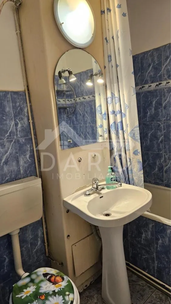 🏡 De vânzare apartament 1 cameră | 24 mp | Tudor – Diamant | Etaj 2 - 🏡 De vânzare apartament 1 cameră | 24 mp | Tudor – Diamant | Etaj 2 | 67.000 € | 
✨ Descriere:
Se oferă spre vânzare apartament cu 1 cameră, situat în cartierul Tudor, zona Diamant (lângă piață), într-o zonă liniștită și foarte bine conectată la oraș.
Locuința este poziționată la etajul 2 din 4 și beneficiază de acces rapid la magazine, transport în comun, școli și alte puncte de interes.
Este o alegere excelentă atât pentru locuit, cât și pentru investiție (închiriere rapidă datorită zonei).
🏠 Compartimentare:
• Cameră
• Bucătărie
• Baie
• Hol
• Balcon închis
🔧 Avantaje:
• Etaj intermediar (2/4)
• Zonă foarte căutată – Tudor (Diamant)
• Ideal pentru investiție
• Acces facil la toate facilitățile urbane
• Bloc liniștit
📍 Localizare: Tudor – zona Diamant (lângă piață)
💰 Preț: 67.000 €
📞 Pentru detalii și vizionări:
Coman Maria – 0749 535 729
🥝 Prin Kiwi Finance beneficiezi de:
• Consultanță financiară 100% GRATUITĂ
• Oferte de la peste 12 bănci colaboratoare
• Alegerea celei mai bune variante de credit
• Suport complet până la obținerea creditului
🔥 #hashtaguri:
#imobiliare #targumures #tudor #diamant #apartamentdevanzare #garsoniera #investitie #kiwifinance #creditipotecar #consultantafinanciara #realestate #vanzare #romania