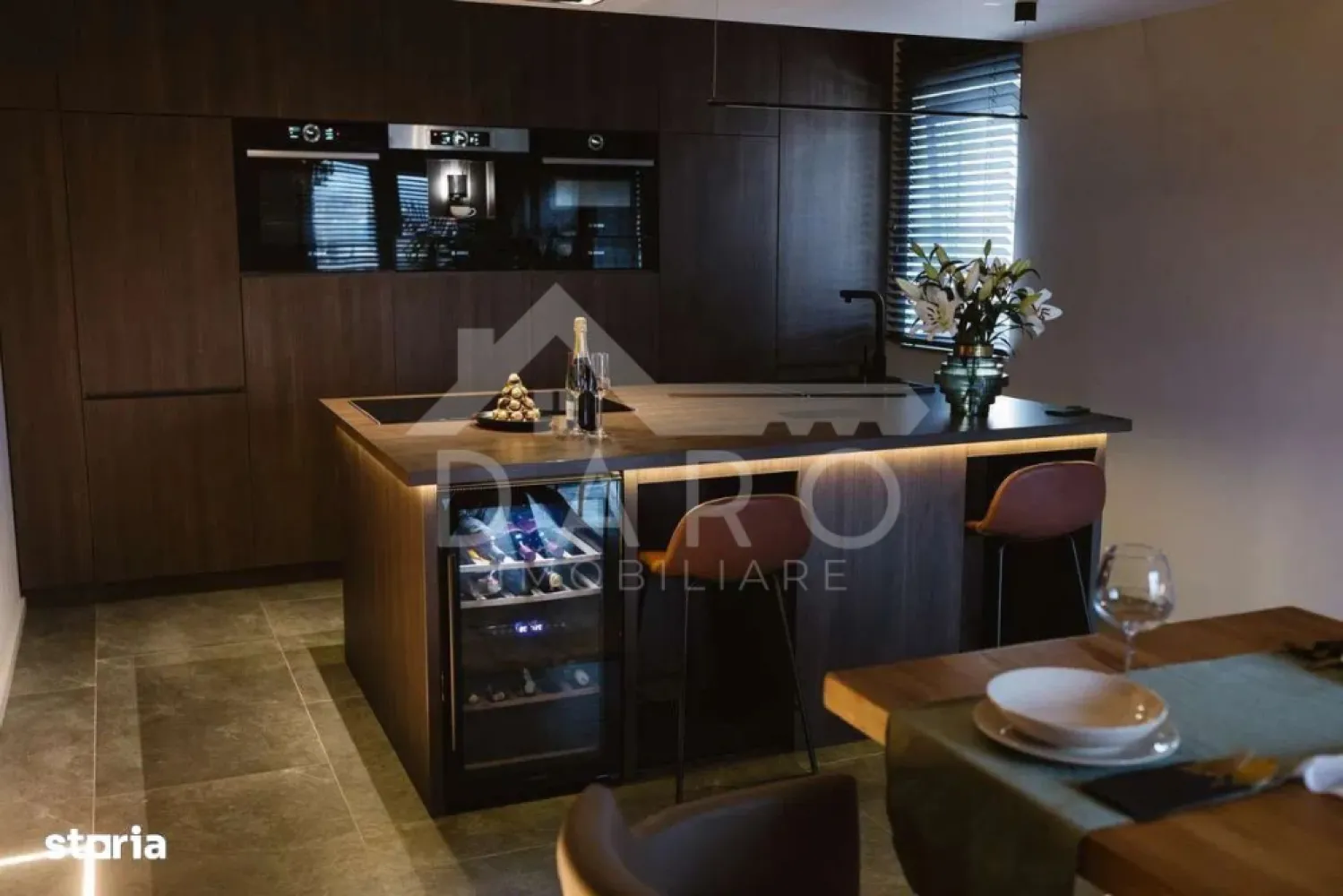 🏡 PENTHOUSE DE ÎNCHIRIAT | 200 mp | SPA (Jacuzzi + Saună) | 2 Nivele - 🏡 PENTHOUSE DE ÎNCHIRIAT | 200 mp | SPA (Jacuzzi + Saună) | 2 Nivele | Unirii Park | 1.290 € |
✨ Descriere:
O proprietate RARĂ pe piață!
Îți prezentăm un penthouse exclusivist, cu 200 mp utili, desfășurat pe 2 nivele, situat în ansamblul rezidențial Unirii Park Residence.
Design modern, open-space, finisaje premium și un lifestyle de TOP – exact cum trebuie să arate o locuință de lux.
💎 TERASĂ SPA (~50 mp) – nivel următor:
✔ Jacuzzi Wellis (5 persoane)
✔ Saună finlandeză
✔ Duș exterior
✔ Grill + cuptor pizza 🍕
✔ Zonă lounge + iluminare ambientală
✔ Design exotic 🌴
🏠 Distribuție:
🔻 Nivel 1:
• Living spectaculos cu șemineu REAL 🔥
• Bucătărie open-space + dining
• Dormitor
• Baie
• 3 terase
🔻 Nivel 2:
• Dormitor matrimonial
• Dressing
• 2 băi
• Acces SPA
🎬 Interior premium:
✔ TV Sony 4K
✔ Scară din sticlă
✔ Iluminare ambientală
✔ Mobilat complet (exact ca în poze)
🚗 Extra:
✔ Loc de parcare privat inclus
✔ Complex rezidențial nou
✔ Zonă liniștită + priveliște superbă
📍 Locație:
Unirii Park Residence – Str. Pomilor nr. 32
💰 Preț: 1.290 €/lună
💰 Garanție: 2 luni
📞 Detalii și vizionări:
Coman Maria – DARO Imobiliare & Kiwi Finance
📱 0749 535 729
🤝 Proprietate promovată prin DARO Imobiliare
🥝 Prin Kiwi Finance beneficiezi de:
✔ Consultanță financiară GRATUITĂ
✔ Oferte de la peste 12 bănci colaboratoare
✔ Negocierea dobânzii în favoarea ta
✔ Suport complet până la obținerea creditului
🔥 #hashtaguri:
#lux #penthouse #targumures #unirii #jacuzzi #sauna