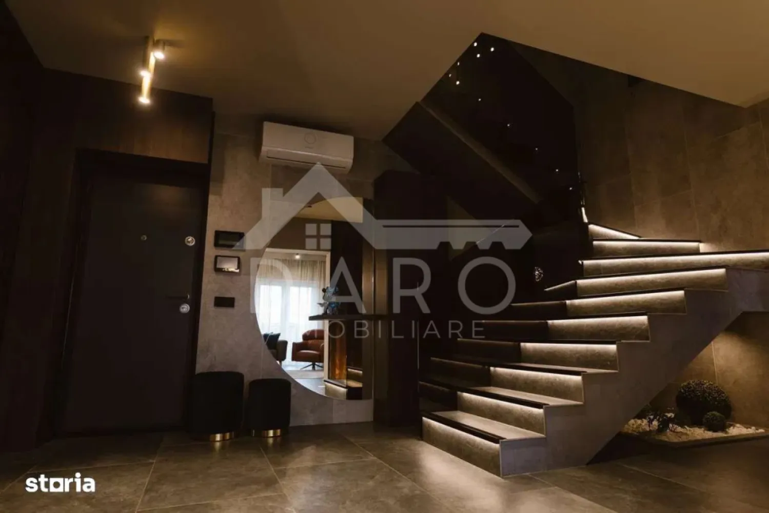 🏡 PENTHOUSE DE ÎNCHIRIAT | 200 mp | SPA (Jacuzzi + Saună) | 2 Nivele - 🏡 PENTHOUSE DE ÎNCHIRIAT | 200 mp | SPA (Jacuzzi + Saună) | 2 Nivele | Unirii Park | 1.290 € |
✨ Descriere:
O proprietate RARĂ pe piață!
Îți prezentăm un penthouse exclusivist, cu 200 mp utili, desfășurat pe 2 nivele, situat în ansamblul rezidențial Unirii Park Residence.
Design modern, open-space, finisaje premium și un lifestyle de TOP – exact cum trebuie să arate o locuință de lux.
💎 TERASĂ SPA (~50 mp) – nivel următor:
✔ Jacuzzi Wellis (5 persoane)
✔ Saună finlandeză
✔ Duș exterior
✔ Grill + cuptor pizza 🍕
✔ Zonă lounge + iluminare ambientală
✔ Design exotic 🌴
🏠 Distribuție:
🔻 Nivel 1:
• Living spectaculos cu șemineu REAL 🔥
• Bucătărie open-space + dining
• Dormitor
• Baie
• 3 terase
🔻 Nivel 2:
• Dormitor matrimonial
• Dressing
• 2 băi
• Acces SPA
🎬 Interior premium:
✔ TV Sony 4K
✔ Scară din sticlă
✔ Iluminare ambientală
✔ Mobilat complet (exact ca în poze)
🚗 Extra:
✔ Loc de parcare privat inclus
✔ Complex rezidențial nou
✔ Zonă liniștită + priveliște superbă
📍 Locație:
Unirii Park Residence – Str. Pomilor nr. 32
💰 Preț: 1.290 €/lună
💰 Garanție: 2 luni
📞 Detalii și vizionări:
Coman Maria – DARO Imobiliare & Kiwi Finance
📱 0749 535 729
🤝 Proprietate promovată prin DARO Imobiliare
🥝 Prin Kiwi Finance beneficiezi de:
✔ Consultanță financiară GRATUITĂ
✔ Oferte de la peste 12 bănci colaboratoare
✔ Negocierea dobânzii în favoarea ta
✔ Suport complet până la obținerea creditului
🔥 #hashtaguri:
#lux #penthouse #targumures #unirii #jacuzzi #sauna