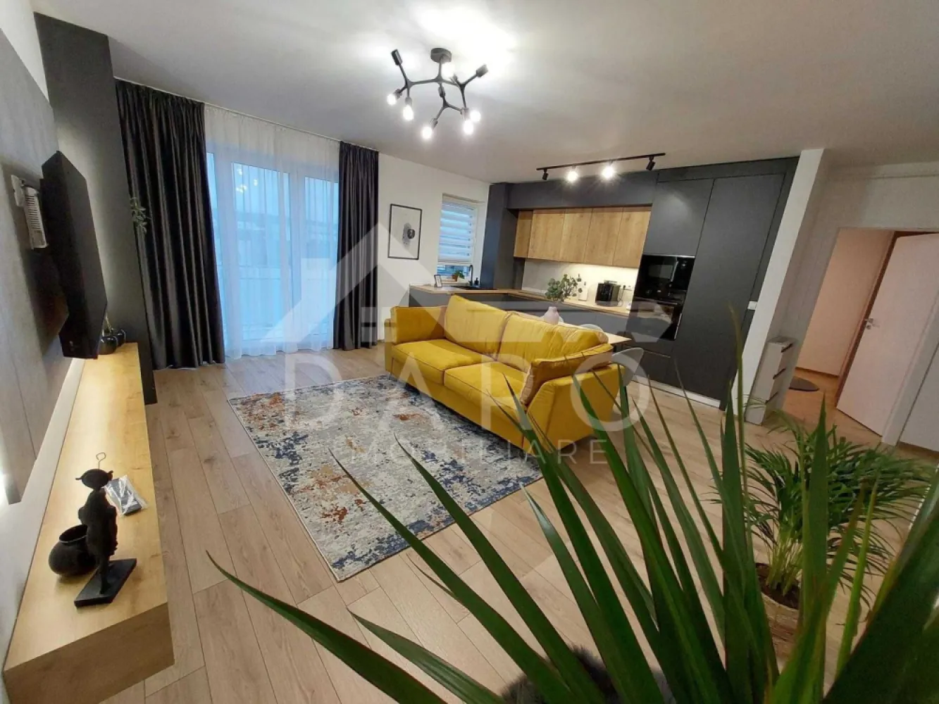 🏡 490 €/lună | apartament cu 2 camere | Maurer Residence | Etaj 7 | - 🏡 490 €/lună | apartament cu 2 camere | Maurer Residence | Etaj 7 |
✨ Descriere:
Se oferă spre închiriere un apartament modern cu 2 camere, situat în Maurer Residence, unul dintre cele mai căutate complexe din Târgu Mureș, la doar câteva minute de centru.
Apartamentul este poziționat la etajul 7 din 8 și oferă lumină naturală, confort și un stil de viață modern.
🛋️ Compartimentare:
• Living open-space cu bucătărie
• Dormitor matrimonial
• Baie
• Hol
• Cămară (spațiu de depozitare)
• Balcon
💎 Dotări premium:
✔ aer condiționat ❄️
✔ Smart TV + internet Wi-Fi
✔ mașină de spălat rufe cu uscător
✔ mașină de spălat vase
✔ cuptor + plită electrică
✔ frigider încorporat
✔ iluminat ambiental LED
🚗 Extra beneficii:
✔ loc de parcare privat inclus
✔ boxă de depozitare la subsol
✔ 2 lifturi + videointerfon
✔ complex cu supraveghere video
🌿 Avantajele complexului Maurer Residence:
✔ zone de relaxare și promenadă
✔ spații verzi
✔ locuri de joacă pentru copii
✔ comunitate modernă și liniștită
📍 Locație:
✔ la aproximativ 5 minute de centrul orașului
✔ acces rapid către toate punctele de interes
💰 Preț: 490 €/lună
💰 Garanție: 1 lună
📅 Disponibil imediat
📞 Detalii și vizionări:
Coman Maria – DARO Imobiliare & Kiwi Finance
📱 0749 535 729
🤝 Proprietate promovată prin DARO Imobiliare
🥝 Prin Kiwi Finance beneficiezi de:
✔ consultanță financiară GRATUITĂ
✔ oferte de la peste 12 bănci
✔ alegerea celei mai bune variante de credit
✔ suport complet până la obținerea finanțării
🔥 #hashtaguri:
#inchiriere #targumures #maurerresidence #apartament2camere #parcare #modern #daroimobiliare #kiwifinance #chirie #imobiliare