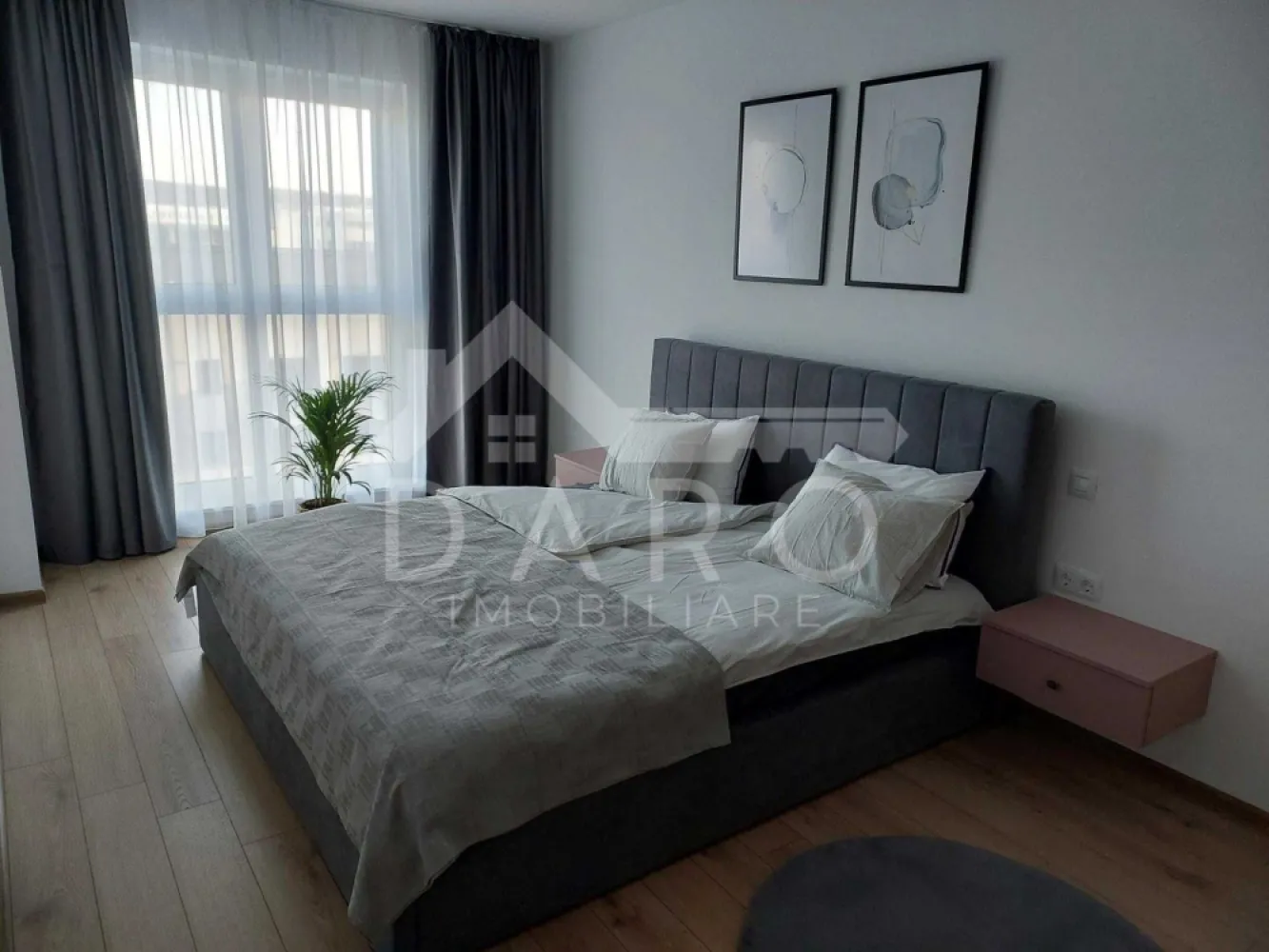 🏡 490 €/lună | apartament cu 2 camere | Maurer Residence | Etaj 7 | - 🏡 490 €/lună | apartament cu 2 camere | Maurer Residence | Etaj 7 |
✨ Descriere:
Se oferă spre închiriere un apartament modern cu 2 camere, situat în Maurer Residence, unul dintre cele mai căutate complexe din Târgu Mureș, la doar câteva minute de centru.
Apartamentul este poziționat la etajul 7 din 8 și oferă lumină naturală, confort și un stil de viață modern.
🛋️ Compartimentare:
• Living open-space cu bucătărie
• Dormitor matrimonial
• Baie
• Hol
• Cămară (spațiu de depozitare)
• Balcon
💎 Dotări premium:
✔ aer condiționat ❄️
✔ Smart TV + internet Wi-Fi
✔ mașină de spălat rufe cu uscător
✔ mașină de spălat vase
✔ cuptor + plită electrică
✔ frigider încorporat
✔ iluminat ambiental LED
🚗 Extra beneficii:
✔ loc de parcare privat inclus
✔ boxă de depozitare la subsol
✔ 2 lifturi + videointerfon
✔ complex cu supraveghere video
🌿 Avantajele complexului Maurer Residence:
✔ zone de relaxare și promenadă
✔ spații verzi
✔ locuri de joacă pentru copii
✔ comunitate modernă și liniștită
📍 Locație:
✔ la aproximativ 5 minute de centrul orașului
✔ acces rapid către toate punctele de interes
💰 Preț: 490 €/lună
💰 Garanție: 1 lună
📅 Disponibil imediat
📞 Detalii și vizionări:
Coman Maria – DARO Imobiliare & Kiwi Finance
📱 0749 535 729
🤝 Proprietate promovată prin DARO Imobiliare
🥝 Prin Kiwi Finance beneficiezi de:
✔ consultanță financiară GRATUITĂ
✔ oferte de la peste 12 bănci
✔ alegerea celei mai bune variante de credit
✔ suport complet până la obținerea finanțării
🔥 #hashtaguri:
#inchiriere #targumures #maurerresidence #apartament2camere #parcare #modern #daroimobiliare #kiwifinance #chirie #imobiliare