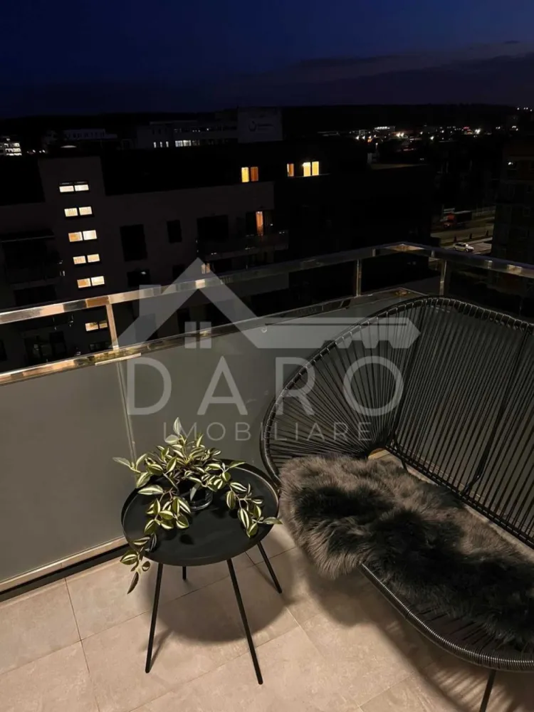 🏡 490 €/lună | apartament cu 2 camere | Maurer Residence | Etaj 7 | - 🏡 490 €/lună | apartament cu 2 camere | Maurer Residence | Etaj 7 |
✨ Descriere:
Se oferă spre închiriere un apartament modern cu 2 camere, situat în Maurer Residence, unul dintre cele mai căutate complexe din Târgu Mureș, la doar câteva minute de centru.
Apartamentul este poziționat la etajul 7 din 8 și oferă lumină naturală, confort și un stil de viață modern.
🛋️ Compartimentare:
• Living open-space cu bucătărie
• Dormitor matrimonial
• Baie
• Hol
• Cămară (spațiu de depozitare)
• Balcon
💎 Dotări premium:
✔ aer condiționat ❄️
✔ Smart TV + internet Wi-Fi
✔ mașină de spălat rufe cu uscător
✔ mașină de spălat vase
✔ cuptor + plită electrică
✔ frigider încorporat
✔ iluminat ambiental LED
🚗 Extra beneficii:
✔ loc de parcare privat inclus
✔ boxă de depozitare la subsol
✔ 2 lifturi + videointerfon
✔ complex cu supraveghere video
🌿 Avantajele complexului Maurer Residence:
✔ zone de relaxare și promenadă
✔ spații verzi
✔ locuri de joacă pentru copii
✔ comunitate modernă și liniștită
📍 Locație:
✔ la aproximativ 5 minute de centrul orașului
✔ acces rapid către toate punctele de interes
💰 Preț: 490 €/lună
💰 Garanție: 1 lună
📅 Disponibil imediat
📞 Detalii și vizionări:
Coman Maria – DARO Imobiliare & Kiwi Finance
📱 0749 535 729
🤝 Proprietate promovată prin DARO Imobiliare
🥝 Prin Kiwi Finance beneficiezi de:
✔ consultanță financiară GRATUITĂ
✔ oferte de la peste 12 bănci
✔ alegerea celei mai bune variante de credit
✔ suport complet până la obținerea finanțării
🔥 #hashtaguri:
#inchiriere #targumures #maurerresidence #apartament2camere #parcare #modern #daroimobiliare #kiwifinance #chirie #imobiliare