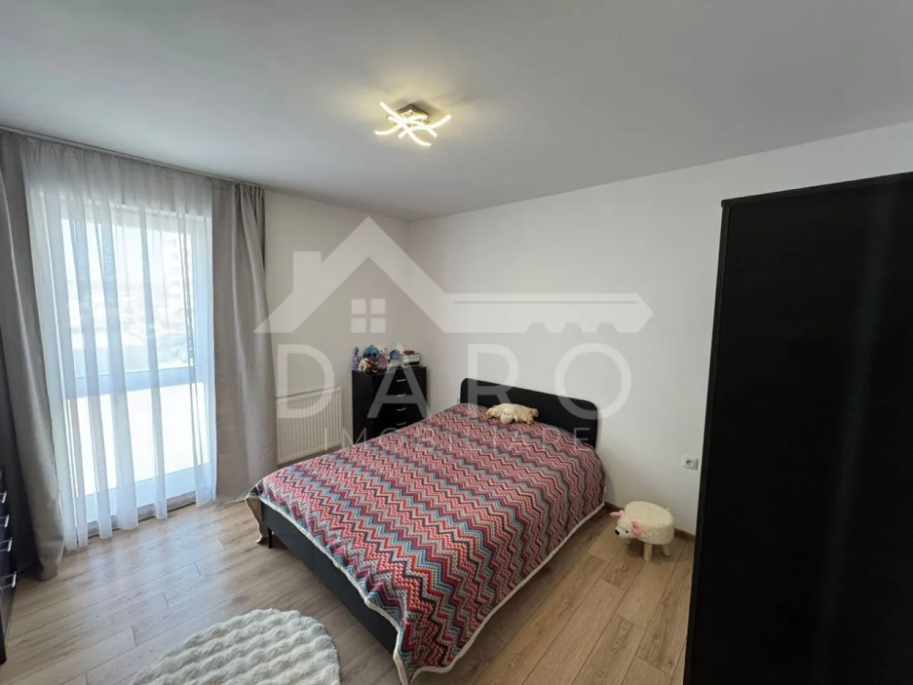 🏡 Apartament de închiriat 3 camere | Maurer Residence | - 🏡 Apartament de închiriat 3 camere | Maurer Residence | Parcare + boxă | Complet mobilat | Disponibil imediat 🔥
✨ Descriere:
Se oferă spre închiriere un apartament cu 3 camere, situat în complexul Maurer Residence, una dintre cele mai căutate zone din Târgu Mureș.
Apartamentul este modern, bine compartimentat și proaspăt zugrăvit (octombrie), fiind pregătit pentru mutare imediată.
🛋️ Compartimentare:
• Hol
• Living spațios cu bucătărie open-space
• 2 dormitoare
• Baie
• Balcon mare
💎 Dotări complete:
✔ 2 televizoare
✔ frigider
✔ mașină de spălat rufe
✔ mașină de spălat vase
✔ cuptor + plită inducție
✔ cuptor cu microunde
✔ espressor cafea ☕
🚗 Extra beneficii:
✔ loc de parcare chiar la intrarea în bloc
✔ boxă de depozitare la subsol
✔ apartament curat, îngrijit
✔ disponibil imediat
🌿 Avantaje Maurer Residence:
✔ zonă modernă, foarte căutată
✔ spații verzi și zone de relaxare
✔ acces rapid către oraș
💰 Garanție: contravaloarea unei chirii
📞 Detalii și vizionări:
Coman Maria – 0749 535 729
🤝 Proprietate promovată prin Daro Imobiliare
🥝 Prin Kiwi Finance beneficiezi de:
✔ consultanță financiară GRATUITĂ
✔ oferte de la peste 12 bănci colaboratoare
✔ suport complet până la obținerea creditului