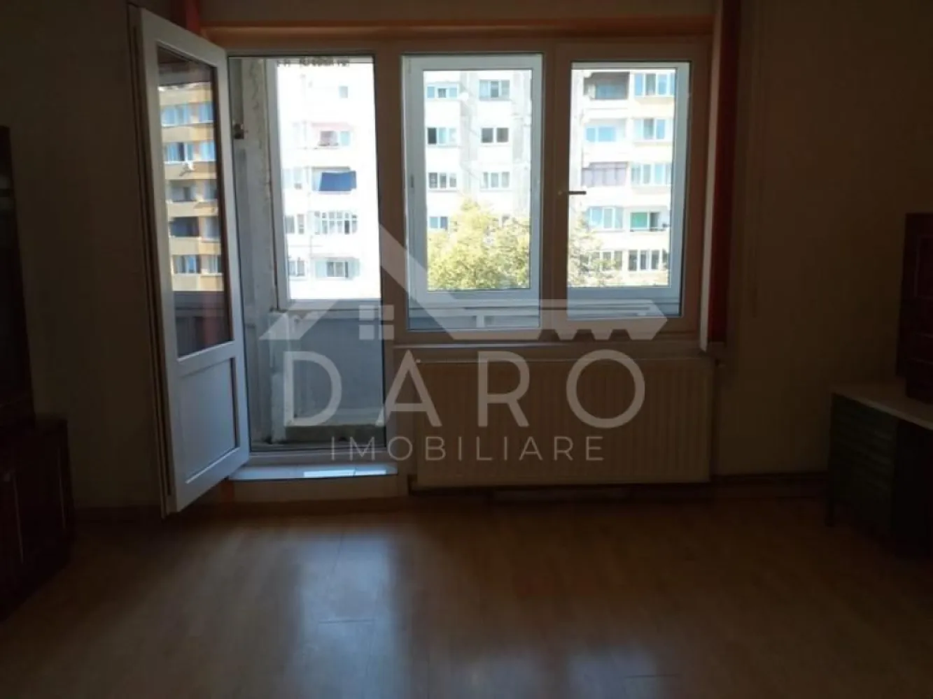 Garsoniera 34 mp, zona Dambu Pietros - 🏡 De vânzare garsonieră | 34 mp | Etaj 3 | Bd. 1848 | 60.000 € (negociabil)
✨ Descriere:
Se oferă spre vânzare garsonieră situată în Târgu Mureș, pe Bulevardul 1848, într-o zonă accesibilă, cu toate facilitățile la îndemână.
Locuința are o suprafață de 34 mp și este poziționată la etajul 3, fiind potrivită atât pentru locuit, cât și pentru investiție (închiriere).
🏠 Compartimentare:
• Cameră
• Bucătărie
• Baie
• Hol
🔧 Dotări:
✔ geamuri termopan
✔ gaz
✔ toate utilitățile disponibile
✔ apartament funcțional, ușor de personalizat
📍 Locație:
✔ Bd. 1848
✔ acces rapid la magazine, transport public
✔ zonă bine conectată
💰 Preț: 60.000 € (negociabil)
📞 Detalii și vizionări:
Coman Maria - 0749 535 729
🤝 Proprietate promovată prin Daro Imobiliare
🥝 Prin Kiwi Finance beneficiezi de:
✔ consultanță financiară GRATUITĂ
✔ oferte de la peste 12 bănci colaboratoare
✔ alegerea celei mai bune variante de credit
✔ suport complet până la obținerea finanțării