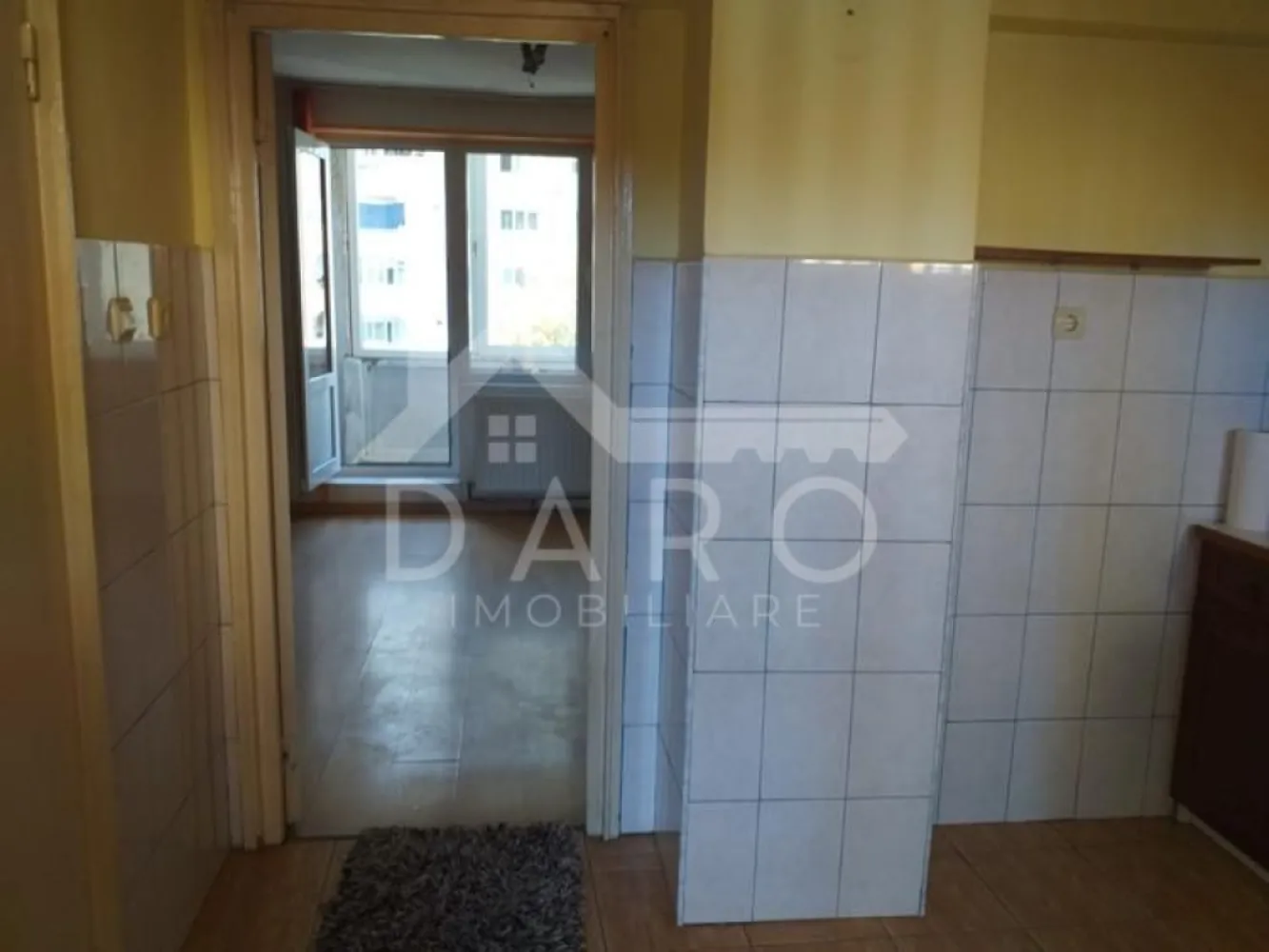 Garsoniera 34 mp, zona Dambu Pietros - 🏡 De vânzare garsonieră | 34 mp | Etaj 3 | Bd. 1848 | 60.000 € (negociabil)
✨ Descriere:
Se oferă spre vânzare garsonieră situată în Târgu Mureș, pe Bulevardul 1848, într-o zonă accesibilă, cu toate facilitățile la îndemână.
Locuința are o suprafață de 34 mp și este poziționată la etajul 3, fiind potrivită atât pentru locuit, cât și pentru investiție (închiriere).
🏠 Compartimentare:
• Cameră
• Bucătărie
• Baie
• Hol
🔧 Dotări:
✔ geamuri termopan
✔ gaz
✔ toate utilitățile disponibile
✔ apartament funcțional, ușor de personalizat
📍 Locație:
✔ Bd. 1848
✔ acces rapid la magazine, transport public
✔ zonă bine conectată
💰 Preț: 60.000 € (negociabil)
📞 Detalii și vizionări:
Coman Maria - 0749 535 729
🤝 Proprietate promovată prin Daro Imobiliare
🥝 Prin Kiwi Finance beneficiezi de:
✔ consultanță financiară GRATUITĂ
✔ oferte de la peste 12 bănci colaboratoare
✔ alegerea celei mai bune variante de credit
✔ suport complet până la obținerea finanțării