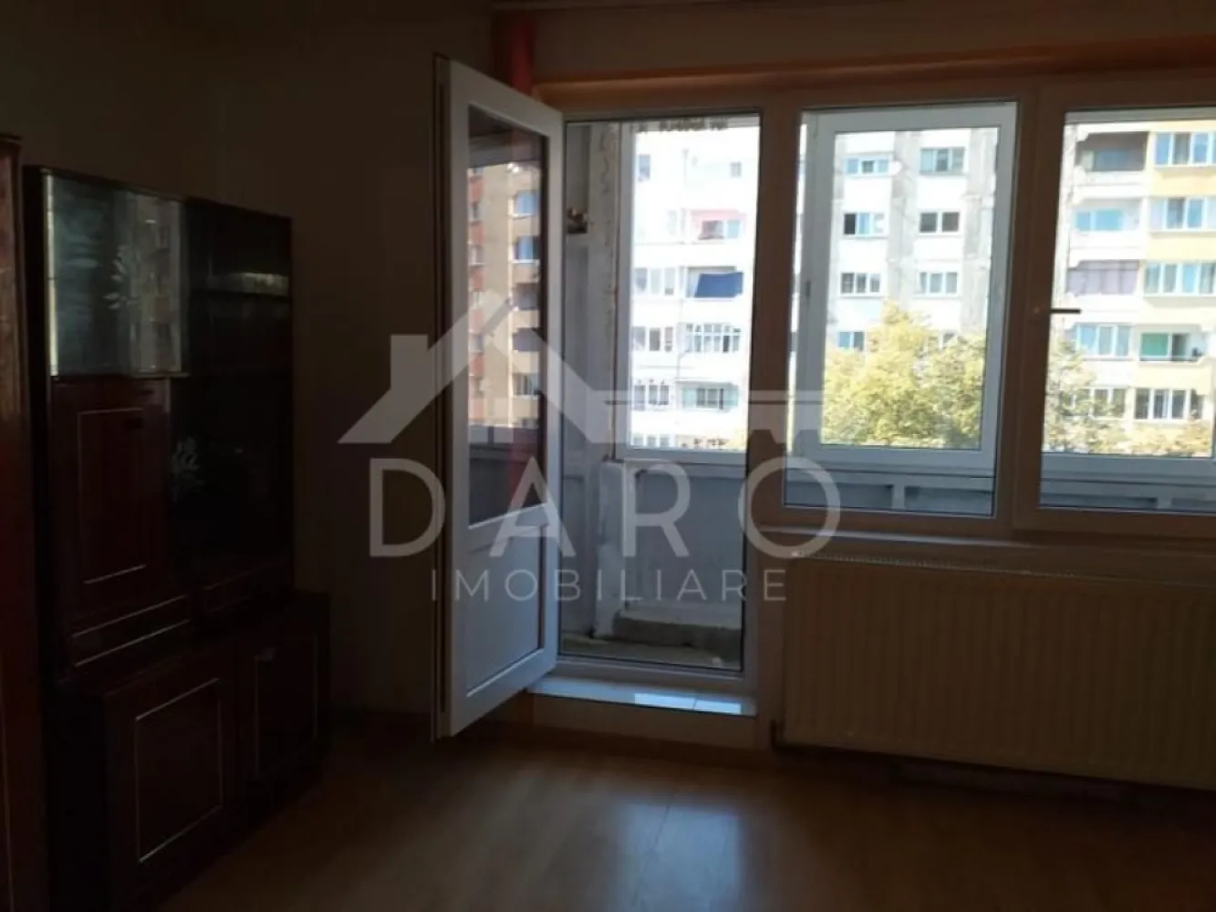 Garsoniera 34 mp, zona Dambu Pietros - 🏡 De vânzare garsonieră | 34 mp | Etaj 3 | Bd. 1848 | 60.000 € (negociabil)
✨ Descriere:
Se oferă spre vânzare garsonieră situată în Târgu Mureș, pe Bulevardul 1848, într-o zonă accesibilă, cu toate facilitățile la îndemână.
Locuința are o suprafață de 34 mp și este poziționată la etajul 3, fiind potrivită atât pentru locuit, cât și pentru investiție (închiriere).
🏠 Compartimentare:
• Cameră
• Bucătărie
• Baie
• Hol
🔧 Dotări:
✔ geamuri termopan
✔ gaz
✔ toate utilitățile disponibile
✔ apartament funcțional, ușor de personalizat
📍 Locație:
✔ Bd. 1848
✔ acces rapid la magazine, transport public
✔ zonă bine conectată
💰 Preț: 60.000 € (negociabil)
📞 Detalii și vizionări:
Coman Maria - 0749 535 729
🤝 Proprietate promovată prin Daro Imobiliare
🥝 Prin Kiwi Finance beneficiezi de:
✔ consultanță financiară GRATUITĂ
✔ oferte de la peste 12 bănci colaboratoare
✔ alegerea celei mai bune variante de credit
✔ suport complet până la obținerea finanțării