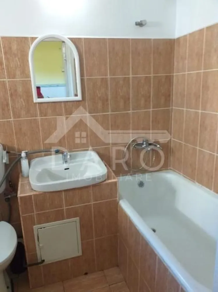 Garsoniera 34 mp, zona Dambu Pietros - 🏡 De vânzare garsonieră | 34 mp | Etaj 3 | Bd. 1848 | 60.000 € (negociabil)
✨ Descriere:
Se oferă spre vânzare garsonieră situată în Târgu Mureș, pe Bulevardul 1848, într-o zonă accesibilă, cu toate facilitățile la îndemână.
Locuința are o suprafață de 34 mp și este poziționată la etajul 3, fiind potrivită atât pentru locuit, cât și pentru investiție (închiriere).
🏠 Compartimentare:
• Cameră
• Bucătărie
• Baie
• Hol
🔧 Dotări:
✔ geamuri termopan
✔ gaz
✔ toate utilitățile disponibile
✔ apartament funcțional, ușor de personalizat
📍 Locație:
✔ Bd. 1848
✔ acces rapid la magazine, transport public
✔ zonă bine conectată
💰 Preț: 60.000 € (negociabil)
📞 Detalii și vizionări:
Coman Maria - 0749 535 729
🤝 Proprietate promovată prin Daro Imobiliare
🥝 Prin Kiwi Finance beneficiezi de:
✔ consultanță financiară GRATUITĂ
✔ oferte de la peste 12 bănci colaboratoare
✔ alegerea celei mai bune variante de credit
✔ suport complet până la obținerea finanțării