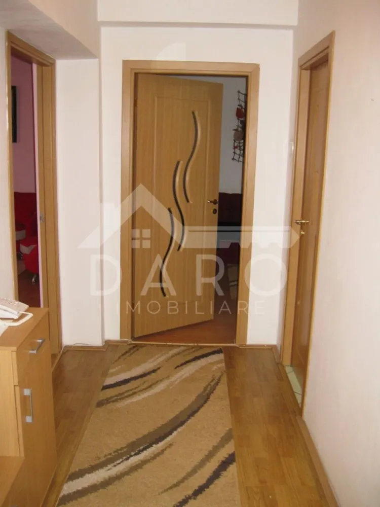 🏡 De vânzare apartament 2 camere | 62 mp | Gheorghe Doja - 🏡 De vânzare apartament 2 camere | 62 mp | Etaj 1 | Zona Doja | 93.000 € | Spațios & liniștit
✨ Descriere:
Se oferă spre vânzare apartament cu 2 camere, decomandat, cu o suprafață generoasă de 62 mp, situat la etajul 1, într-un bloc solid din cărămidă, foarte bine construit.
📍 Localizare excelentă: Str. Gheorghe Doja – vis-a-vis de Liceul de Chimie
✔ zonă de case, liniștită și aerisită
✔ bloc retras de la drumul principal
✔ parculeț în fața blocului 🌿
✔ aproape de Metro & Plaza M
🏠 Compartimentare:
• Hol generos
• Bucătărie foarte spațioasă (posibilitate open-space)
• Cămară
• Baie
• 2 camere mari, decomandate
💎 Avantaje majore:
✔ construcție din cărămidă cu pereți groși (~60 cm) – eficiență energetică
✔ apartament călduros iarna / răcoros vara
✔ geamuri termopan
✔ parchet + gresie
✔ ușă metalică
✔ loc de parcare în fața blocului
🔥 Ideal pentru:
✔ familie sau cuplu
✔ cei care caută liniște
✔ investiție sigură
💰 Preț: 93.000 €
🚨 Vrei să cumperi prin credit? Avantajul tău real:
🥝 Prin Kiwi Finance obții:
✔ consultanță financiară 100% GRATUITĂ
✔ acces la peste 12 bănci colaboratoare
✔ alegem cea mai bună ofertă pentru tine
✔ negociem dobânda în favoarea ta
✔ suport complet până la obținerea creditului
📞 Detalii și vizionări:
Coman Maria – 0749 535 729
🤝 Proprietate promovată prin Daro Imobiliare
🔥 #hashtaguri:
#vanzare #targumures #doja #apartament2camere #plazam #investitie #kiwifinance #creditipotecar #daroimobiliare #imobiliare
