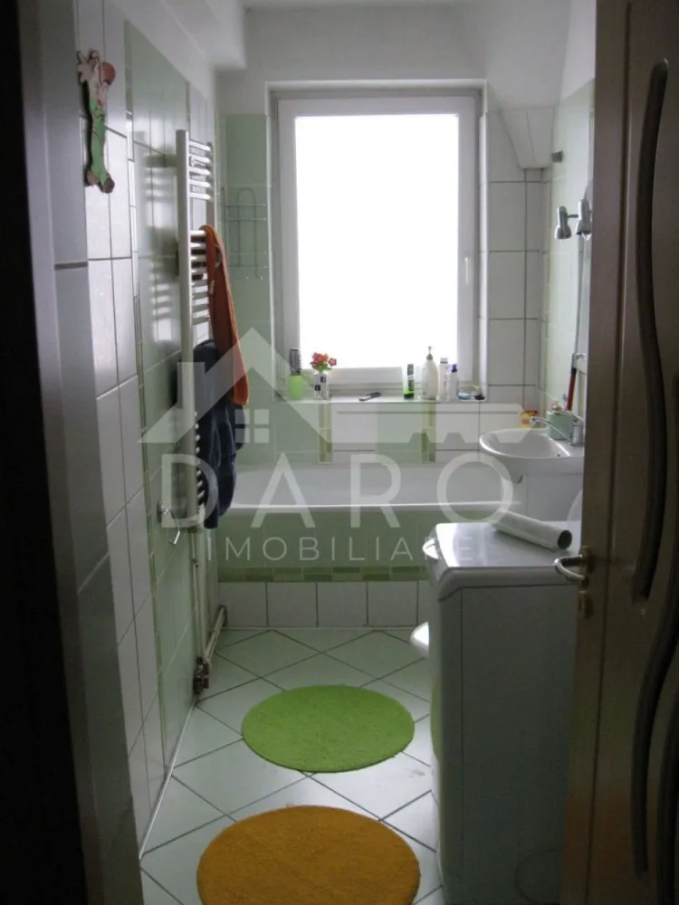 🏡 De vânzare apartament 2 camere | 62 mp | Gheorghe Doja - 🏡 De vânzare apartament 2 camere | 62 mp | Etaj 1 | Zona Doja | 93.000 € | Spațios & liniștit
✨ Descriere:
Se oferă spre vânzare apartament cu 2 camere, decomandat, cu o suprafață generoasă de 62 mp, situat la etajul 1, într-un bloc solid din cărămidă, foarte bine construit.
📍 Localizare excelentă: Str. Gheorghe Doja – vis-a-vis de Liceul de Chimie
✔ zonă de case, liniștită și aerisită
✔ bloc retras de la drumul principal
✔ parculeț în fața blocului 🌿
✔ aproape de Metro & Plaza M
🏠 Compartimentare:
• Hol generos
• Bucătărie foarte spațioasă (posibilitate open-space)
• Cămară
• Baie
• 2 camere mari, decomandate
💎 Avantaje majore:
✔ construcție din cărămidă cu pereți groși (~60 cm) – eficiență energetică
✔ apartament călduros iarna / răcoros vara
✔ geamuri termopan
✔ parchet + gresie
✔ ușă metalică
✔ loc de parcare în fața blocului
🔥 Ideal pentru:
✔ familie sau cuplu
✔ cei care caută liniște
✔ investiție sigură
💰 Preț: 93.000 €
🚨 Vrei să cumperi prin credit? Avantajul tău real:
🥝 Prin Kiwi Finance obții:
✔ consultanță financiară 100% GRATUITĂ
✔ acces la peste 12 bănci colaboratoare
✔ alegem cea mai bună ofertă pentru tine
✔ negociem dobânda în favoarea ta
✔ suport complet până la obținerea creditului
📞 Detalii și vizionări:
Coman Maria – 0749 535 729
🤝 Proprietate promovată prin Daro Imobiliare
🔥 #hashtaguri:
#vanzare #targumures #doja #apartament2camere #plazam #investitie #kiwifinance #creditipotecar #daroimobiliare #imobiliare