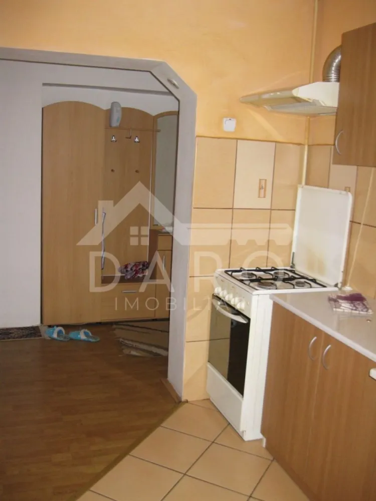 🏡 De vânzare apartament 2 camere | 62 mp | Gheorghe Doja - 🏡 De vânzare apartament 2 camere | 62 mp | Etaj 1 | Zona Doja | 93.000 € | Spațios & liniștit
✨ Descriere:
Se oferă spre vânzare apartament cu 2 camere, decomandat, cu o suprafață generoasă de 62 mp, situat la etajul 1, într-un bloc solid din cărămidă, foarte bine construit.
📍 Localizare excelentă: Str. Gheorghe Doja – vis-a-vis de Liceul de Chimie
✔ zonă de case, liniștită și aerisită
✔ bloc retras de la drumul principal
✔ parculeț în fața blocului 🌿
✔ aproape de Metro & Plaza M
🏠 Compartimentare:
• Hol generos
• Bucătărie foarte spațioasă (posibilitate open-space)
• Cămară
• Baie
• 2 camere mari, decomandate
💎 Avantaje majore:
✔ construcție din cărămidă cu pereți groși (~60 cm) – eficiență energetică
✔ apartament călduros iarna / răcoros vara
✔ geamuri termopan
✔ parchet + gresie
✔ ușă metalică
✔ loc de parcare în fața blocului
🔥 Ideal pentru:
✔ familie sau cuplu
✔ cei care caută liniște
✔ investiție sigură
💰 Preț: 93.000 €
🚨 Vrei să cumperi prin credit? Avantajul tău real:
🥝 Prin Kiwi Finance obții:
✔ consultanță financiară 100% GRATUITĂ
✔ acces la peste 12 bănci colaboratoare
✔ alegem cea mai bună ofertă pentru tine
✔ negociem dobânda în favoarea ta
✔ suport complet până la obținerea creditului
📞 Detalii și vizionări:
Coman Maria – 0749 535 729
🤝 Proprietate promovată prin Daro Imobiliare
🔥 #hashtaguri:
#vanzare #targumures #doja #apartament2camere #plazam #investitie #kiwifinance #creditipotecar #daroimobiliare #imobiliare