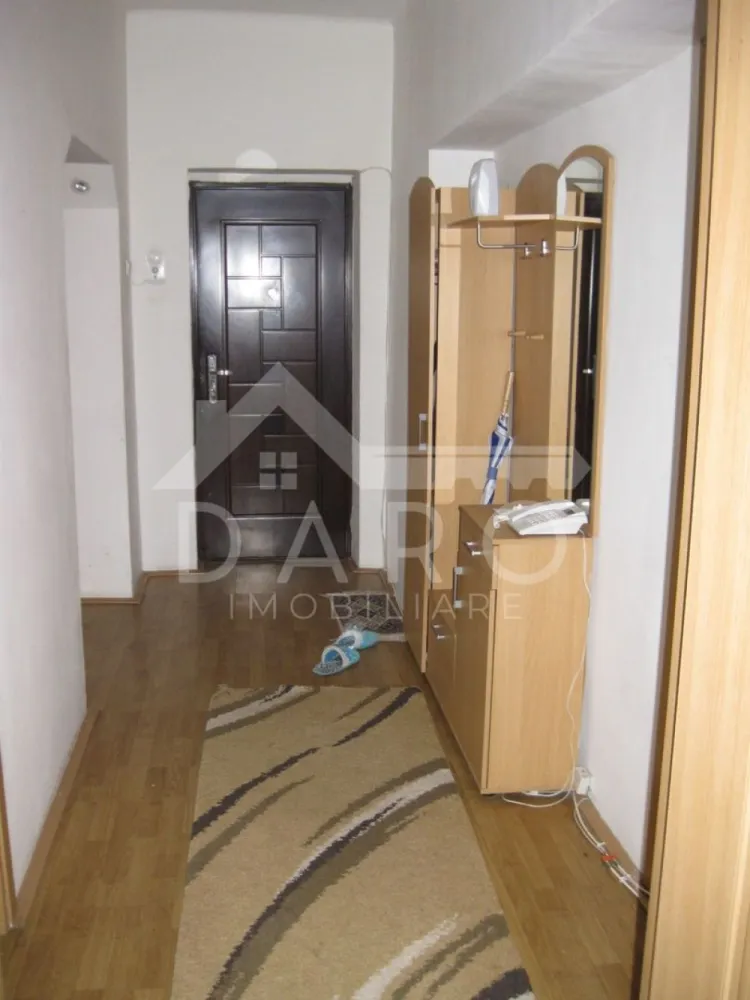 🏡 De vânzare apartament 2 camere | 62 mp | Gheorghe Doja - 🏡 De vânzare apartament 2 camere | 62 mp | Etaj 1 | Zona Doja | 93.000 € | Spațios & liniștit
✨ Descriere:
Se oferă spre vânzare apartament cu 2 camere, decomandat, cu o suprafață generoasă de 62 mp, situat la etajul 1, într-un bloc solid din cărămidă, foarte bine construit.
📍 Localizare excelentă: Str. Gheorghe Doja – vis-a-vis de Liceul de Chimie
✔ zonă de case, liniștită și aerisită
✔ bloc retras de la drumul principal
✔ parculeț în fața blocului 🌿
✔ aproape de Metro & Plaza M
🏠 Compartimentare:
• Hol generos
• Bucătărie foarte spațioasă (posibilitate open-space)
• Cămară
• Baie
• 2 camere mari, decomandate
💎 Avantaje majore:
✔ construcție din cărămidă cu pereți groși (~60 cm) – eficiență energetică
✔ apartament călduros iarna / răcoros vara
✔ geamuri termopan
✔ parchet + gresie
✔ ușă metalică
✔ loc de parcare în fața blocului
🔥 Ideal pentru:
✔ familie sau cuplu
✔ cei care caută liniște
✔ investiție sigură
💰 Preț: 93.000 €
🚨 Vrei să cumperi prin credit? Avantajul tău real:
🥝 Prin Kiwi Finance obții:
✔ consultanță financiară 100% GRATUITĂ
✔ acces la peste 12 bănci colaboratoare
✔ alegem cea mai bună ofertă pentru tine
✔ negociem dobânda în favoarea ta
✔ suport complet până la obținerea creditului
📞 Detalii și vizionări:
Coman Maria – 0749 535 729
🤝 Proprietate promovată prin Daro Imobiliare
🔥 #hashtaguri:
#vanzare #targumures #doja #apartament2camere #plazam #investitie #kiwifinance #creditipotecar #daroimobiliare #imobiliare