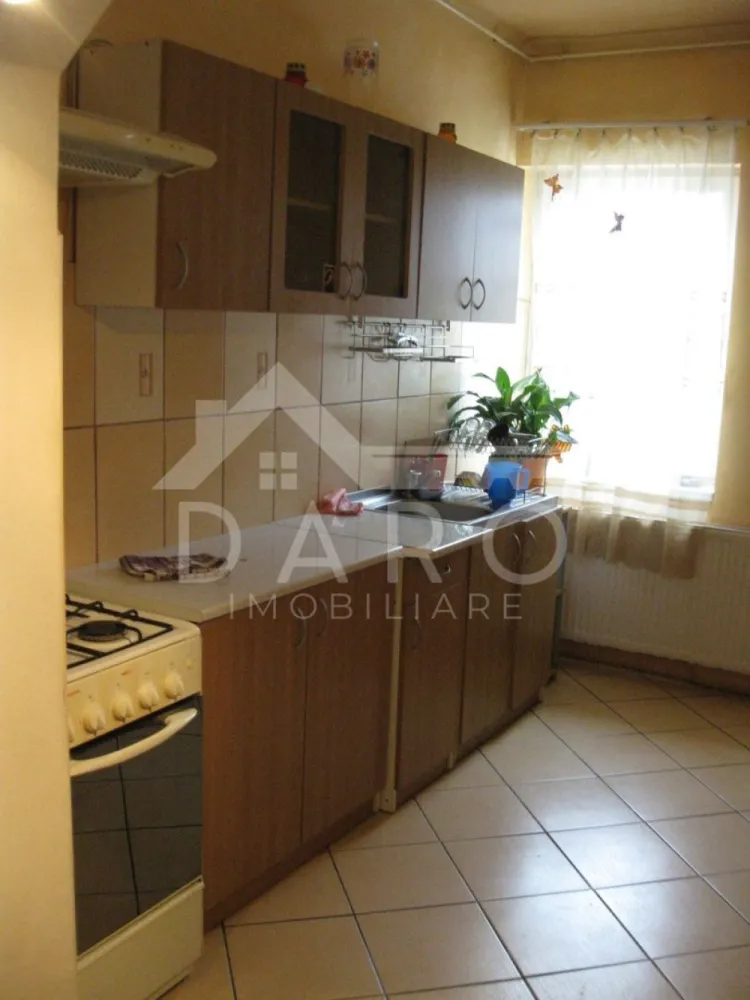 🏡 De vânzare apartament 2 camere | 62 mp | Gheorghe Doja - 🏡 De vânzare apartament 2 camere | 62 mp | Etaj 1 | Zona Doja | 93.000 € | Spațios & liniștit
✨ Descriere:
Se oferă spre vânzare apartament cu 2 camere, decomandat, cu o suprafață generoasă de 62 mp, situat la etajul 1, într-un bloc solid din cărămidă, foarte bine construit.
📍 Localizare excelentă: Str. Gheorghe Doja – vis-a-vis de Liceul de Chimie
✔ zonă de case, liniștită și aerisită
✔ bloc retras de la drumul principal
✔ parculeț în fața blocului 🌿
✔ aproape de Metro & Plaza M
🏠 Compartimentare:
• Hol generos
• Bucătărie foarte spațioasă (posibilitate open-space)
• Cămară
• Baie
• 2 camere mari, decomandate
💎 Avantaje majore:
✔ construcție din cărămidă cu pereți groși (~60 cm) – eficiență energetică
✔ apartament călduros iarna / răcoros vara
✔ geamuri termopan
✔ parchet + gresie
✔ ușă metalică
✔ loc de parcare în fața blocului
🔥 Ideal pentru:
✔ familie sau cuplu
✔ cei care caută liniște
✔ investiție sigură
💰 Preț: 93.000 €
🚨 Vrei să cumperi prin credit? Avantajul tău real:
🥝 Prin Kiwi Finance obții:
✔ consultanță financiară 100% GRATUITĂ
✔ acces la peste 12 bănci colaboratoare
✔ alegem cea mai bună ofertă pentru tine
✔ negociem dobânda în favoarea ta
✔ suport complet până la obținerea creditului
📞 Detalii și vizionări:
Coman Maria – 0749 535 729
🤝 Proprietate promovată prin Daro Imobiliare
🔥 #hashtaguri:
#vanzare #targumures #doja #apartament2camere #plazam #investitie #kiwifinance #creditipotecar #daroimobiliare #imobiliare