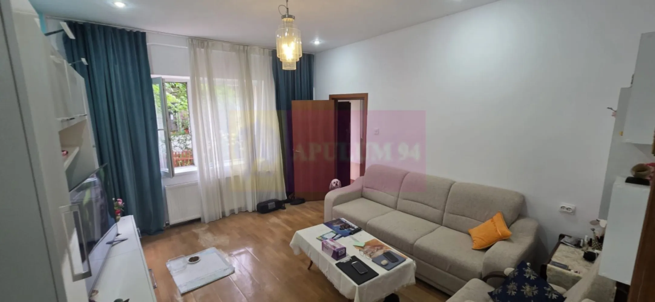 Apartament 2 camere de vanzare in Sinaia - Apartament cu 2 camere de vânzare în vilă – Sinaia, cu curte proprie și foișor

Agenția Imobiliară Mervani vă propune spre vânzare un apartament cu 2 camere, situat într-o vilă cu doar 6 apartamente, într-o zonă liniștită și accesibilă, în apropierea zonei centrale a orașului Sinaia.

Apartamentul este amplasat la demisolul vilei și oferă avantajul unui spațiu exterior propriu, format dintr-o zonă verde amenajată cu flori, terasă și foișor – un loc ideal pentru relaxare în aer liber. Proprietatea beneficiază și de acces la o parcare auto comună.

Locuința are o suprafață utilă de 55 mp și este compartimentată eficient:

hol de acces;
cameră de zi;
dormitor;
bucătărie;
baie cu duș;
grup sanitar.

Apartamentului îi revine și un teren aferent în suprafață de 23 mp, oferind un plus de confort și intimitate.

Vila este construită din cărămidă, având fundație și planșeu din beton, ceea ce asigură o construcție solidă și durabilă. Apartamentul este dotat cu tâmplărie PVC cu geam termopan și dispune de centrală termică proprie pe gaz.

Proprietatea se vinde mobilată și utilată, fiind pregătită pentru mutare imediată, fără investiții suplimentare majore.

Datorită poziționării aproape de centrul orașului Sinaia și a beneficiilor oferite – curte proprie, terasă, foișor și parcare – acest apartament reprezintă o alegere excelentă atât pentru locuință permanentă, casă de vacanță la munte, cât și pentru investiție în regim hotelier.

Pentru mai multe informații și programarea unei vizionări, contactați:

Agenția Imobiliară Mervani
📞 0729 935 536