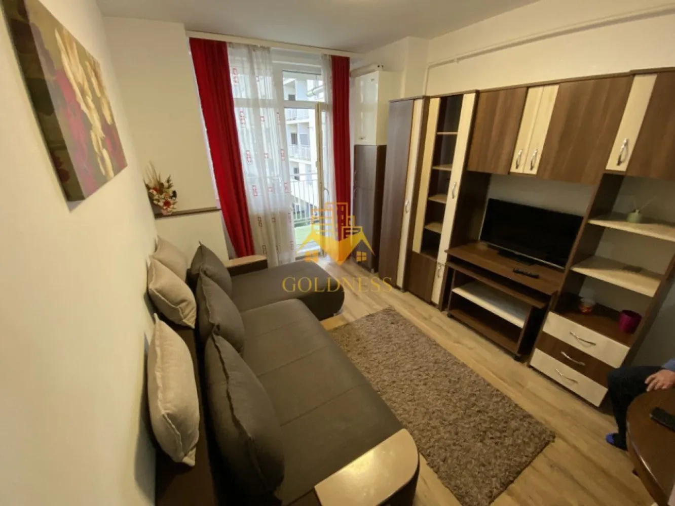 3 camere, parcare, Iris, Zona Oasului, Sobarilor, Lidl, Auchan - GOLDNESS Imobiliare vă propune spre închiriere un apartament cu 3 camere complet mobilat și utilat, la etajul 2 într-un imobil de 8 etaje, în Cartierul Iris.
Dispune de loc de parcare subteran obligatoriu cu 20euro pe lună!
Se află în apropierea stațiilor de transport în comun, magazine, restaurante, spații verzi, farmacii, etc. 

Apartamentul este compartimentat astfel:
 - dormitor cu pat matrimonial, dressing, noptiere
 -dormitor cu pat matrimonial, dulap, noptiere, birou 
- living cu bucatarie open-space complet utilată, canapea extensibilă, loc de servit masa 
 - baie cu cabina de dus, calorifer port prosop și dulap pentru depozitare.
 - baie cu cada 
 - terasa de 5 mp.

Imobilul este dotat cu toate cele necesare- centrală proprie, mașină de spălat haine, frigider, aragaz, hotă, etc. 

Dacă sunteți interesați de acest apartament și doriți să îl vizionați, dar și pentru alte oferte nu ezitați să ne contactați telefonic sau prin e-mail. Vă stăm la dispoziție!

Pentru intermediere se percepe un comision de 50% din prețul chiriei!