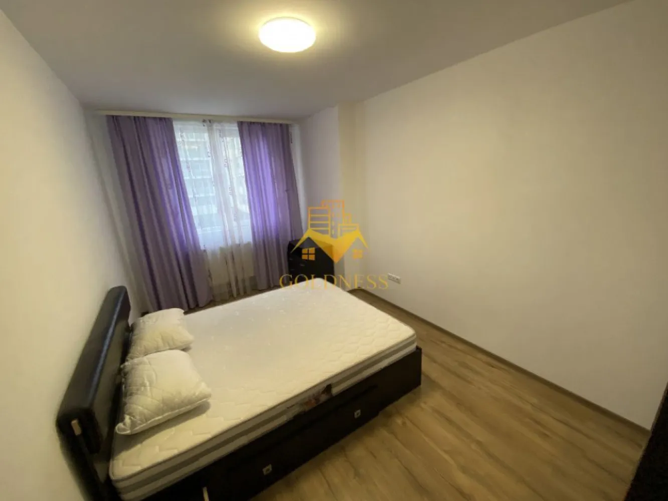 3 camere, parcare, Iris, Zona Oasului, Sobarilor, Lidl, Auchan - GOLDNESS Imobiliare vă propune spre închiriere un apartament cu 3 camere complet mobilat și utilat, la etajul 2 într-un imobil de 8 etaje, în Cartierul Iris.
Dispune de loc de parcare subteran obligatoriu cu 20euro pe lună!
Se află în apropierea stațiilor de transport în comun, magazine, restaurante, spații verzi, farmacii, etc. 

Apartamentul este compartimentat astfel:
 - dormitor cu pat matrimonial, dressing, noptiere
 -dormitor cu pat matrimonial, dulap, noptiere, birou 
- living cu bucatarie open-space complet utilată, canapea extensibilă, loc de servit masa 
 - baie cu cabina de dus, calorifer port prosop și dulap pentru depozitare.
 - baie cu cada 
 - terasa de 5 mp.

Imobilul este dotat cu toate cele necesare- centrală proprie, mașină de spălat haine, frigider, aragaz, hotă, etc. 

Dacă sunteți interesați de acest apartament și doriți să îl vizionați, dar și pentru alte oferte nu ezitați să ne contactați telefonic sau prin e-mail. Vă stăm la dispoziție!

Pentru intermediere se percepe un comision de 50% din prețul chiriei!