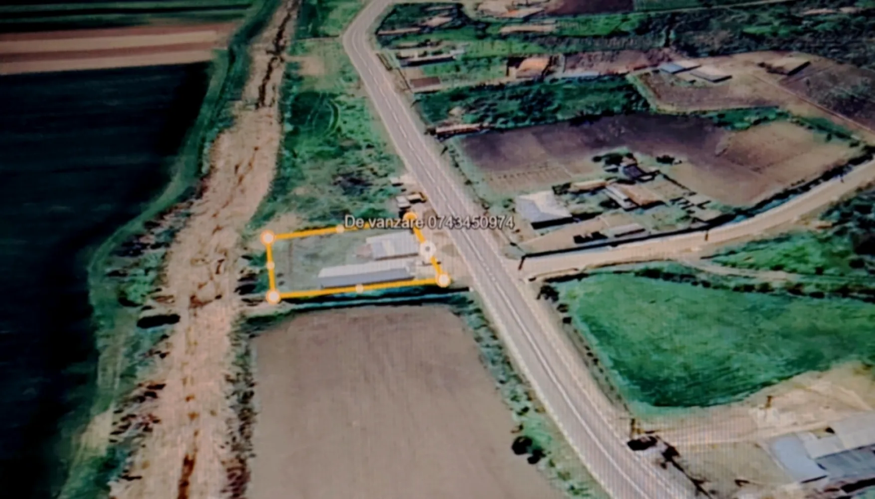 Oportunitate deosebită! Teren de vânzare cu construcții - Oportunitate deosebită! Teren de vânzare cu construcțiiCavadinești - GalatiSuprafață: 800 mp – ideal pentru locuință sau investițieConstrucții existente – posibilitate de renovare sau extindereUtilități disponibile în zonăActe în regulăPreț: NegociabilPentru detalii, mesaj privat!