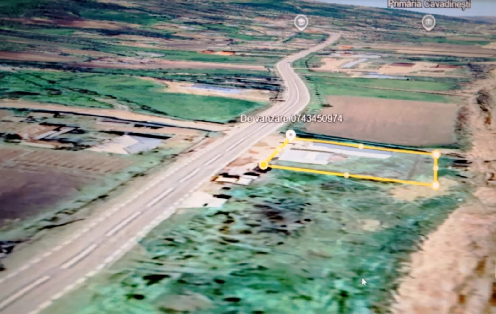 Oportunitate deosebită! Teren de vânzare cu construcții - Oportunitate deosebită! Teren de vânzare cu construcțiiCavadinești - GalatiSuprafață: 800 mp – ideal pentru locuință sau investițieConstrucții existente – posibilitate de renovare sau extindereUtilități disponibile în zonăActe în regulăPreț: NegociabilPentru detalii, mesaj privat!