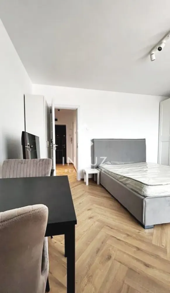 Garsonieră de închiriat – Mihai Bravu / Piața Muncii | Sector 2 Garso - Garsonieră de închiriat – Mihai Bravu / Piața Muncii | Sector 2

Garsonieră modernă, aflată la prima închiriere, situată într-o zonă excelentă – la doar 4 minute de metrou Piața Muncii. Ideală pentru locuire confortabilă.

Detalii proprietate:
• Garsonieră (1 cameră)
• Suprafață utilă: 33 m²
• Compartimentare: decomandată
• Etaj: 8 / 9
• Stare: gata de mutare
• Disponibilă din: 25.03.2026

Dotări și finisaje:
• Complet mobilată și utilată modern
• Bucătărie separată
• Plită pe gaz, cuptor, hotă, frigider
• Mașină de spălat rufe + mașină de spălat vase
• Balcon închis
• Spații multiple de depozitare (dressing, dulapuri, pat rabatabil)

Clădire și utilități:
• Racordată la sistemul de termoficare
• Posibilitate parcare pe străzile adiacente

💰 Chirie: 400 € / lună
💰 Garanție: 400 €

Avantaje locație:
• 4 minute de metrou Piața Muncii
• Acces rapid la mijloace de transport
• Aproape de magazine, restaurante și servicii