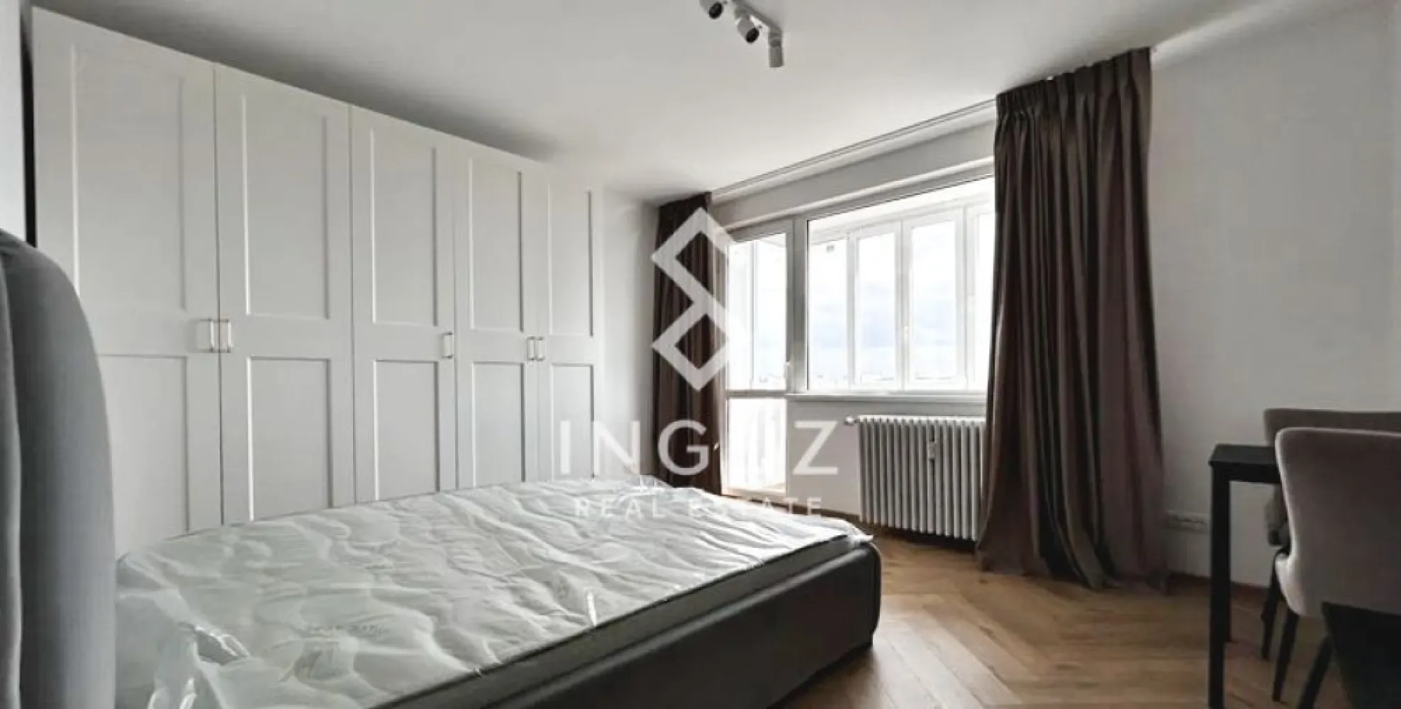 Garsonieră de închiriat – Mihai Bravu / Piața Muncii | Sector 2 Garso - Garsonieră de închiriat – Mihai Bravu / Piața Muncii | Sector 2

Garsonieră modernă, aflată la prima închiriere, situată într-o zonă excelentă – la doar 4 minute de metrou Piața Muncii. Ideală pentru locuire confortabilă.

Detalii proprietate:
• Garsonieră (1 cameră)
• Suprafață utilă: 33 m²
• Compartimentare: decomandată
• Etaj: 8 / 9
• Stare: gata de mutare
• Disponibilă din: 25.03.2026

Dotări și finisaje:
• Complet mobilată și utilată modern
• Bucătărie separată
• Plită pe gaz, cuptor, hotă, frigider
• Mașină de spălat rufe + mașină de spălat vase
• Balcon închis
• Spații multiple de depozitare (dressing, dulapuri, pat rabatabil)

Clădire și utilități:
• Racordată la sistemul de termoficare
• Posibilitate parcare pe străzile adiacente

💰 Chirie: 400 € / lună
💰 Garanție: 400 €

Avantaje locație:
• 4 minute de metrou Piața Muncii
• Acces rapid la mijloace de transport
• Aproape de magazine, restaurante și servicii