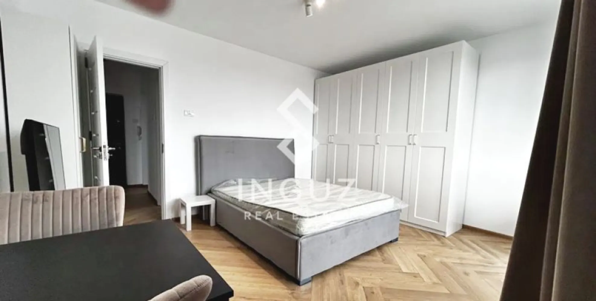 Garsonieră de închiriat – Mihai Bravu / Piața Muncii | Sector 2 Garso - Garsonieră de închiriat – Mihai Bravu / Piața Muncii | Sector 2

Garsonieră modernă, aflată la prima închiriere, situată într-o zonă excelentă – la doar 4 minute de metrou Piața Muncii. Ideală pentru locuire confortabilă.

Detalii proprietate:
• Garsonieră (1 cameră)
• Suprafață utilă: 33 m²
• Compartimentare: decomandată
• Etaj: 8 / 9
• Stare: gata de mutare
• Disponibilă din: 25.03.2026

Dotări și finisaje:
• Complet mobilată și utilată modern
• Bucătărie separată
• Plită pe gaz, cuptor, hotă, frigider
• Mașină de spălat rufe + mașină de spălat vase
• Balcon închis
• Spații multiple de depozitare (dressing, dulapuri, pat rabatabil)

Clădire și utilități:
• Racordată la sistemul de termoficare
• Posibilitate parcare pe străzile adiacente

💰 Chirie: 400 € / lună
💰 Garanție: 400 €

Avantaje locație:
• 4 minute de metrou Piața Muncii
• Acces rapid la mijloace de transport
• Aproape de magazine, restaurante și servicii