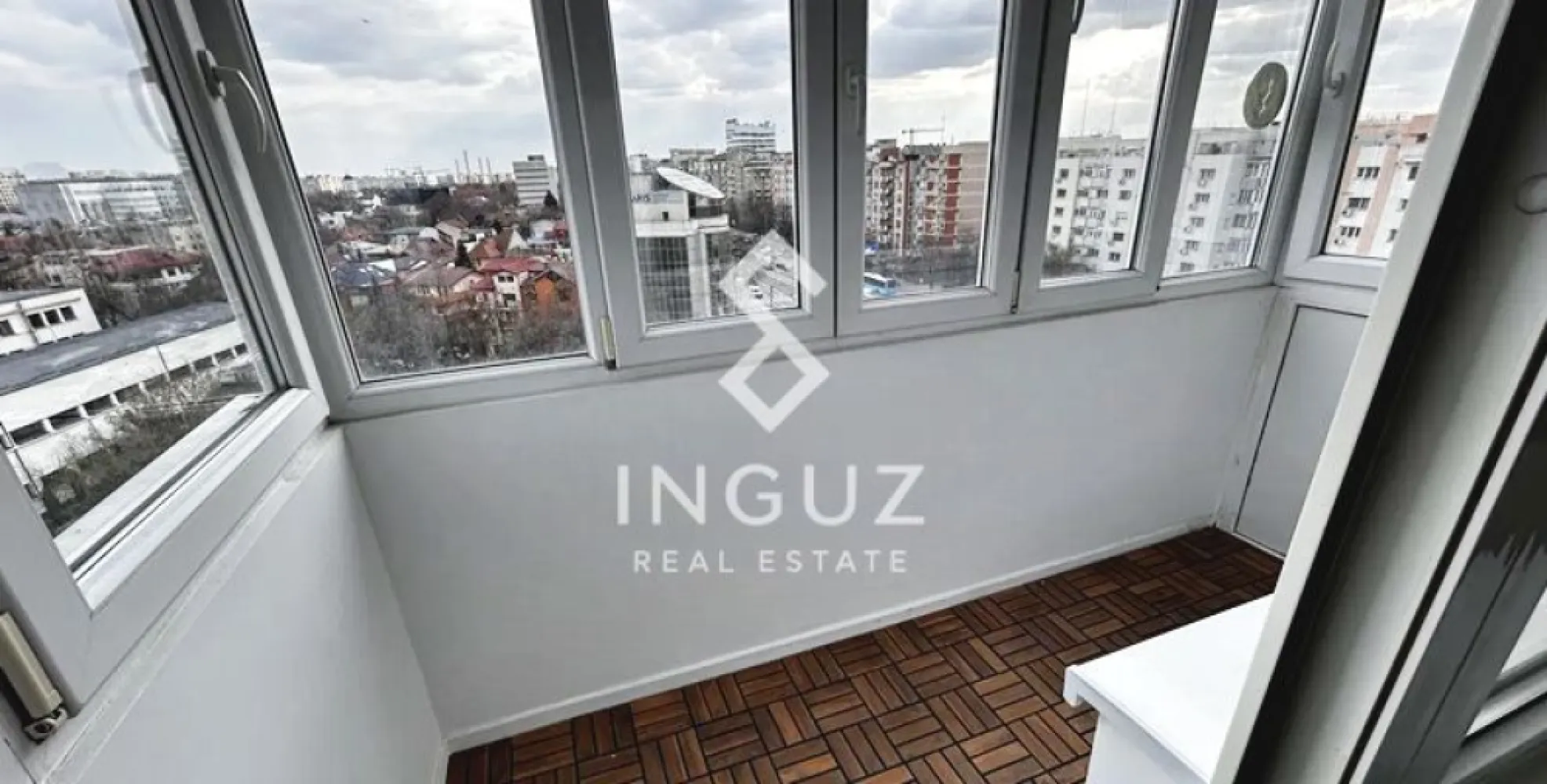 Garsonieră de închiriat – Mihai Bravu / Piața Muncii | Sector 2 Garso - Garsonieră de închiriat – Mihai Bravu / Piața Muncii | Sector 2

Garsonieră modernă, aflată la prima închiriere, situată într-o zonă excelentă – la doar 4 minute de metrou Piața Muncii. Ideală pentru locuire confortabilă.

Detalii proprietate:
• Garsonieră (1 cameră)
• Suprafață utilă: 33 m²
• Compartimentare: decomandată
• Etaj: 8 / 9
• Stare: gata de mutare
• Disponibilă din: 25.03.2026

Dotări și finisaje:
• Complet mobilată și utilată modern
• Bucătărie separată
• Plită pe gaz, cuptor, hotă, frigider
• Mașină de spălat rufe + mașină de spălat vase
• Balcon închis
• Spații multiple de depozitare (dressing, dulapuri, pat rabatabil)

Clădire și utilități:
• Racordată la sistemul de termoficare
• Posibilitate parcare pe străzile adiacente

💰 Chirie: 400 € / lună
💰 Garanție: 400 €

Avantaje locație:
• 4 minute de metrou Piața Muncii
• Acces rapid la mijloace de transport
• Aproape de magazine, restaurante și servicii