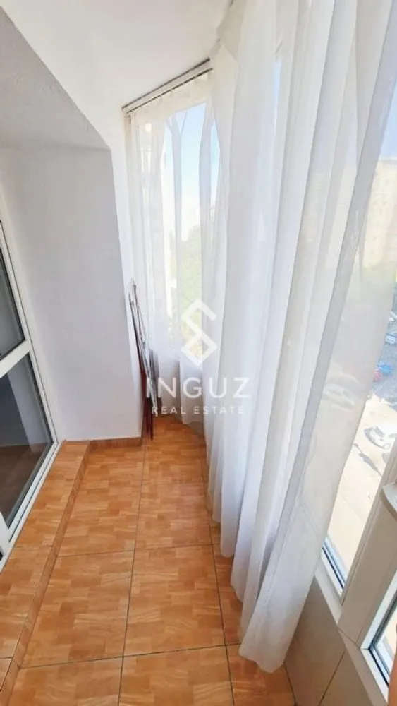 Apartament 2 camere de închiriat – Nerva Traian 15 | Sector 3 | Bucure - Apartament 2 camere de închiriat – Nerva Traian 15 | Sector 3 | București

Apartament spațios și luminos, situat într-una dintre cele mai bine conectate zone din București – Nerva Traian. Ideal pentru locuire confortabilă, inclusiv pentru clienți străini.

Detalii proprietate:
• 2 camere
• Suprafață: 67 mp
• Etaj: 4
• Compartimentare: decomandat
• Complet mobilat și utilat
• Disponibil imediat

Avantaje:
• Living generos cu lumină naturală
• Dormitor liniștit și confortabil
• Bucătărie complet echipată
• Baie modernă
• Vedere pe spate – liniște și intimitate

Dotări:
• Aer condiționat
• Încălzire centralizată
• Balcon
• Toate utilitățile incluse

Localizare excelentă:
• Aproape de Unirii Mall și Vitan Mall
• Acces rapid către Tineretului
• Metrou, autobuz și tramvai la câteva minute
• Restaurante, cafenele și supermarketuri în zonă
• Zonă sigură și potrivită pentru locuit

Condiții:
• Preț: 570 € / lună
• Comision: 50%
• Potrivit pentru expați