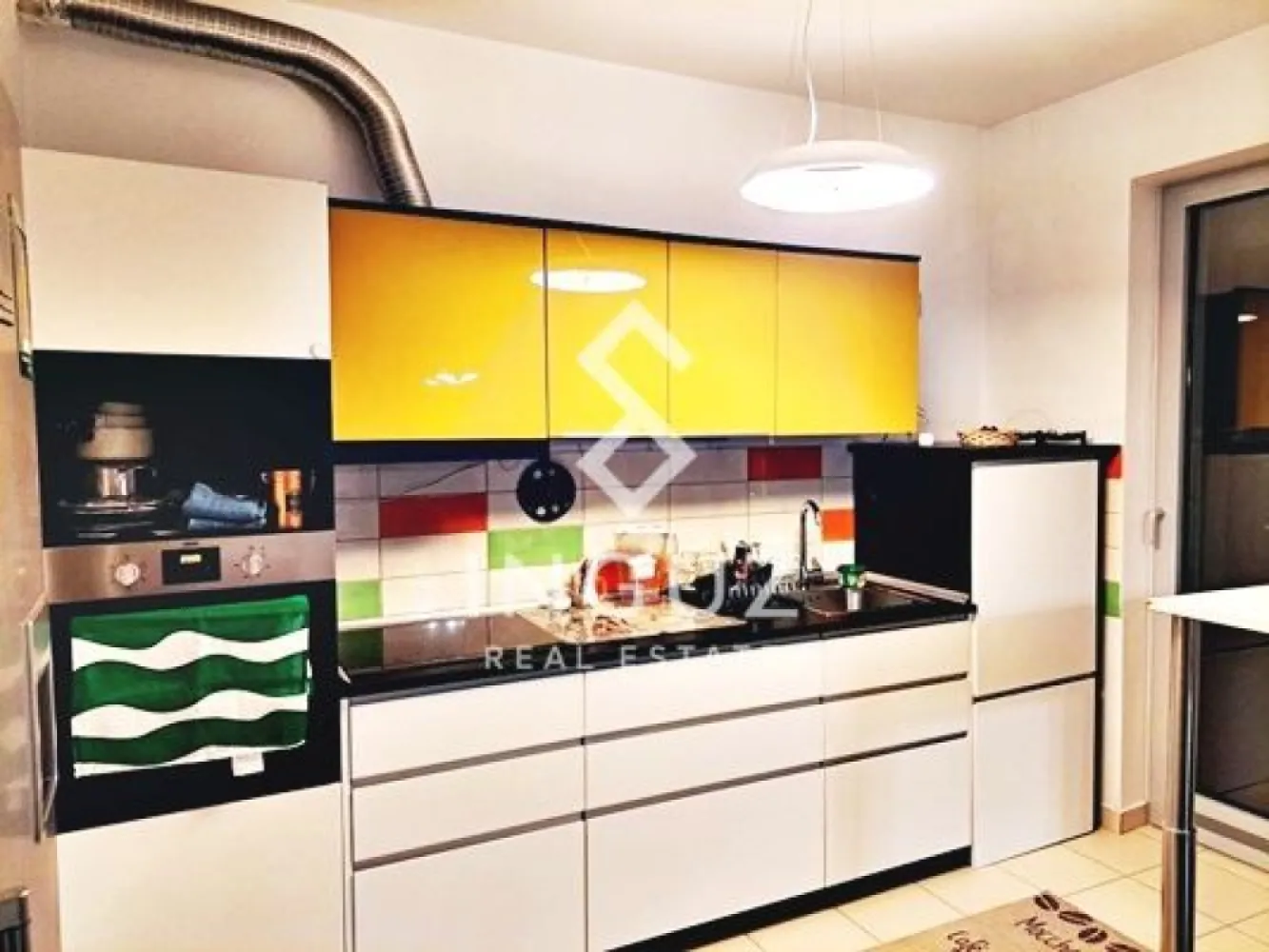 Apartament 2 camere premium de închiriat – Asmita Gardens | Vitan-Bârz - Apartament 2 camere premium de închiriat – Asmita Gardens | Vitan-Bârzești | Sector 4

Apartament de 2 camere disponibil pentru închiriere în prestigiosul complex rezidențial Asmita Gardens – Vitan-Bârzești. Proprietatea oferă o vedere panoramică spectaculoasă și neobstrucționată către Delta Văcărești, una dintre cele mai apreciate priveliști din București.

Detalii proprietate:
• 2 camere
• Suprafață utilă: 68 mp
• Compartimentare: decomandat
• Etaj: 14 / 14
• 2 băi
• Complet mobilat și utilat
• Disponibil imediat

Dotări și finisaje:
• Bucătărie complet echipată
• Electrocasnice complete
• Aer condiționat
• Sistem de încălzire al complexului
• Finisaje de calitate superioară
• Spațiu generos și luminos
• Vedere deschisă către natură

Facilități complex Asmita Gardens:
• Securitate 24/7 (BGS)
• Supraveghere video permanentă
• Acces securizat
• Parcare subterană disponibilă
• Spații comerciale la parter
• Sală de fitness în complex (abonament separat)

Localizare:
• Aproximativ 7 minute de mers pe jos până la metrou
• Restaurante, cafenele și supermarketuri în apropiere
• Acces rapid către centrul orașului
• Vedere directă către Delta Văcărești

Condiții:
• Preț: 650 € / lună (negociabil) + garanție
• Contract minim 1 an
• Contract înregistrat ANAF disponibil
• Se caută chiriași serioși
• Comision: 50%