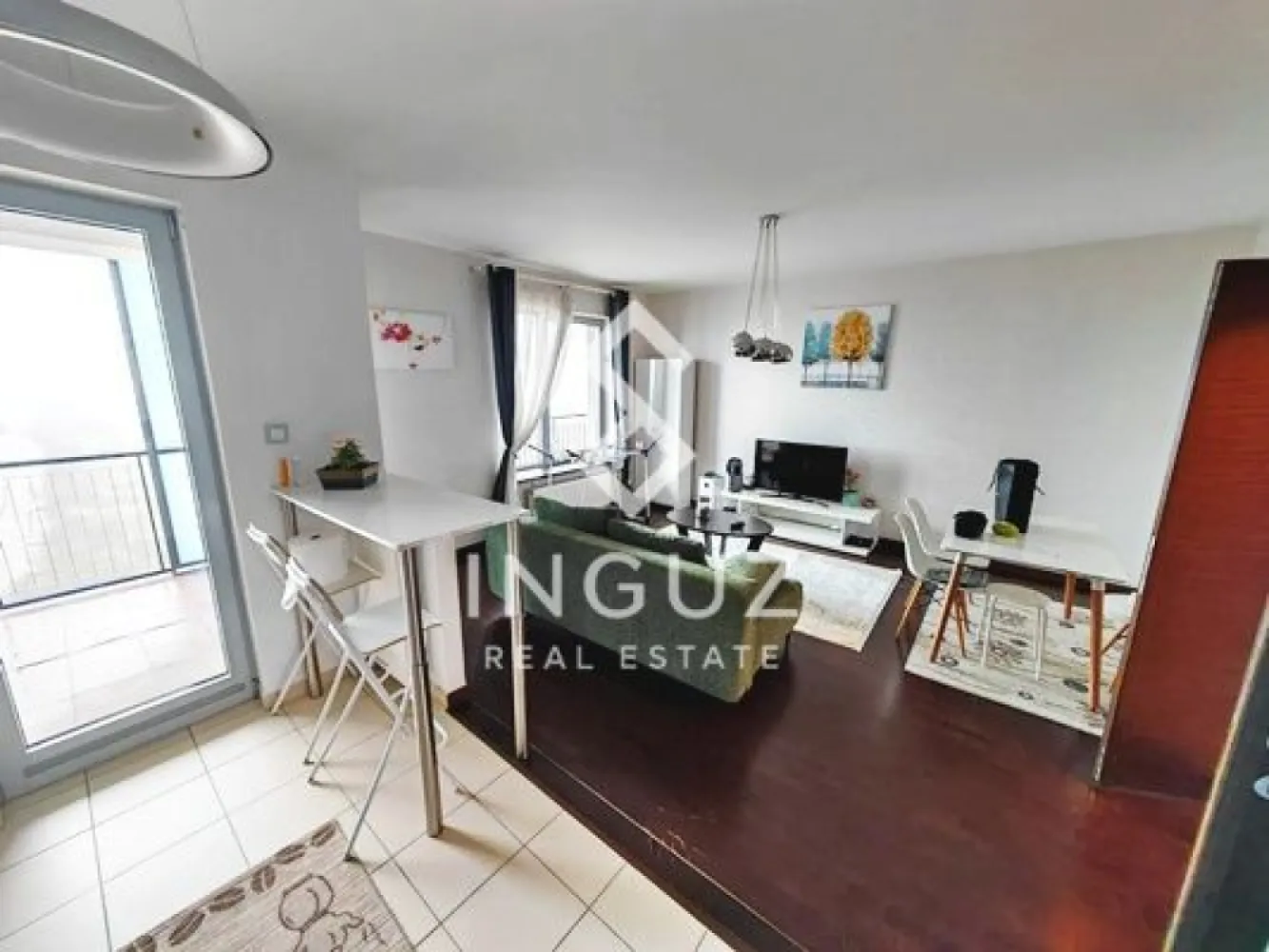 Apartament 2 camere premium de închiriat – Asmita Gardens | Vitan-Bârz - Apartament 2 camere premium de închiriat – Asmita Gardens | Vitan-Bârzești | Sector 4

Apartament de 2 camere disponibil pentru închiriere în prestigiosul complex rezidențial Asmita Gardens – Vitan-Bârzești. Proprietatea oferă o vedere panoramică spectaculoasă și neobstrucționată către Delta Văcărești, una dintre cele mai apreciate priveliști din București.

Detalii proprietate:
• 2 camere
• Suprafață utilă: 68 mp
• Compartimentare: decomandat
• Etaj: 14 / 14
• 2 băi
• Complet mobilat și utilat
• Disponibil imediat

Dotări și finisaje:
• Bucătărie complet echipată
• Electrocasnice complete
• Aer condiționat
• Sistem de încălzire al complexului
• Finisaje de calitate superioară
• Spațiu generos și luminos
• Vedere deschisă către natură

Facilități complex Asmita Gardens:
• Securitate 24/7 (BGS)
• Supraveghere video permanentă
• Acces securizat
• Parcare subterană disponibilă
• Spații comerciale la parter
• Sală de fitness în complex (abonament separat)

Localizare:
• Aproximativ 7 minute de mers pe jos până la metrou
• Restaurante, cafenele și supermarketuri în apropiere
• Acces rapid către centrul orașului
• Vedere directă către Delta Văcărești

Condiții:
• Preț: 650 € / lună (negociabil) + garanție
• Contract minim 1 an
• Contract înregistrat ANAF disponibil
• Se caută chiriași serioși
• Comision: 50%
