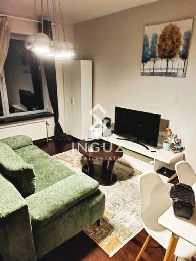 Apartament 2 camere premium de închiriat – Asmita Gardens | Vitan-Bârz - Apartament 2 camere premium de închiriat – Asmita Gardens | Vitan-Bârzești | Sector 4

Apartament de 2 camere disponibil pentru închiriere în prestigiosul complex rezidențial Asmita Gardens – Vitan-Bârzești. Proprietatea oferă o vedere panoramică spectaculoasă și neobstrucționată către Delta Văcărești, una dintre cele mai apreciate priveliști din București.

Detalii proprietate:
• 2 camere
• Suprafață utilă: 68 mp
• Compartimentare: decomandat
• Etaj: 14 / 14
• 2 băi
• Complet mobilat și utilat
• Disponibil imediat

Dotări și finisaje:
• Bucătărie complet echipată
• Electrocasnice complete
• Aer condiționat
• Sistem de încălzire al complexului
• Finisaje de calitate superioară
• Spațiu generos și luminos
• Vedere deschisă către natură

Facilități complex Asmita Gardens:
• Securitate 24/7 (BGS)
• Supraveghere video permanentă
• Acces securizat
• Parcare subterană disponibilă
• Spații comerciale la parter
• Sală de fitness în complex (abonament separat)

Localizare:
• Aproximativ 7 minute de mers pe jos până la metrou
• Restaurante, cafenele și supermarketuri în apropiere
• Acces rapid către centrul orașului
• Vedere directă către Delta Văcărești

Condiții:
• Preț: 650 € / lună (negociabil) + garanție
• Contract minim 1 an
• Contract înregistrat ANAF disponibil
• Se caută chiriași serioși
• Comision: 50%