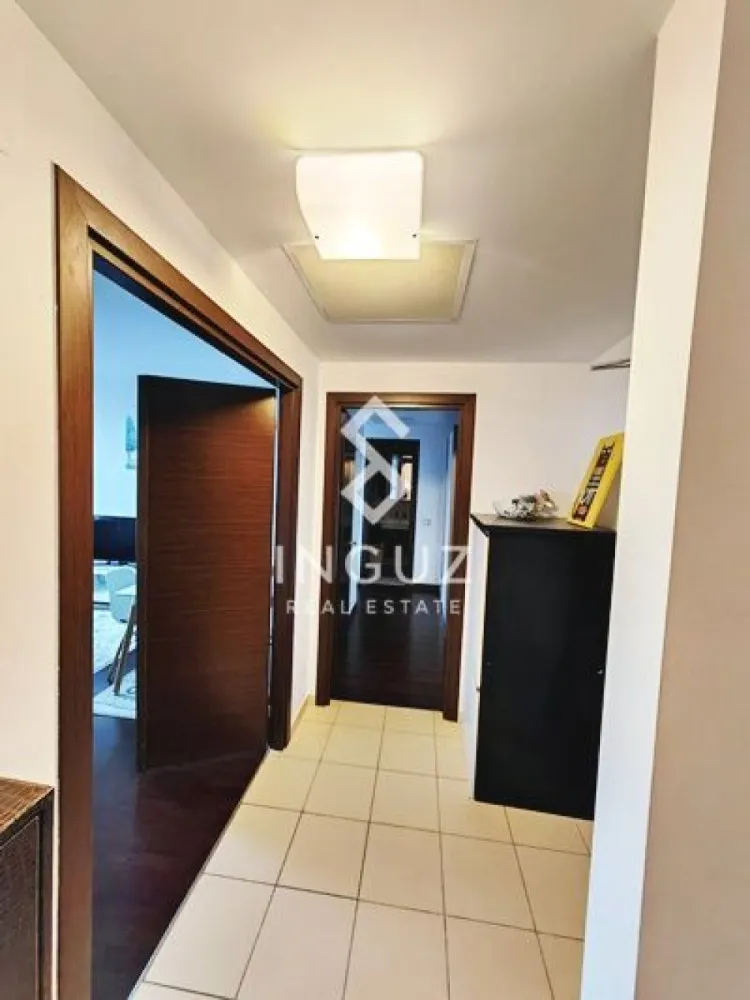 Apartament 2 camere premium de închiriat – Asmita Gardens | Vitan-Bârz - Apartament 2 camere premium de închiriat – Asmita Gardens | Vitan-Bârzești | Sector 4

Apartament de 2 camere disponibil pentru închiriere în prestigiosul complex rezidențial Asmita Gardens – Vitan-Bârzești. Proprietatea oferă o vedere panoramică spectaculoasă și neobstrucționată către Delta Văcărești, una dintre cele mai apreciate priveliști din București.

Detalii proprietate:
• 2 camere
• Suprafață utilă: 68 mp
• Compartimentare: decomandat
• Etaj: 14 / 14
• 2 băi
• Complet mobilat și utilat
• Disponibil imediat

Dotări și finisaje:
• Bucătărie complet echipată
• Electrocasnice complete
• Aer condiționat
• Sistem de încălzire al complexului
• Finisaje de calitate superioară
• Spațiu generos și luminos
• Vedere deschisă către natură

Facilități complex Asmita Gardens:
• Securitate 24/7 (BGS)
• Supraveghere video permanentă
• Acces securizat
• Parcare subterană disponibilă
• Spații comerciale la parter
• Sală de fitness în complex (abonament separat)

Localizare:
• Aproximativ 7 minute de mers pe jos până la metrou
• Restaurante, cafenele și supermarketuri în apropiere
• Acces rapid către centrul orașului
• Vedere directă către Delta Văcărești

Condiții:
• Preț: 650 € / lună (negociabil) + garanție
• Contract minim 1 an
• Contract înregistrat ANAF disponibil
• Se caută chiriași serioși
• Comision: 50%